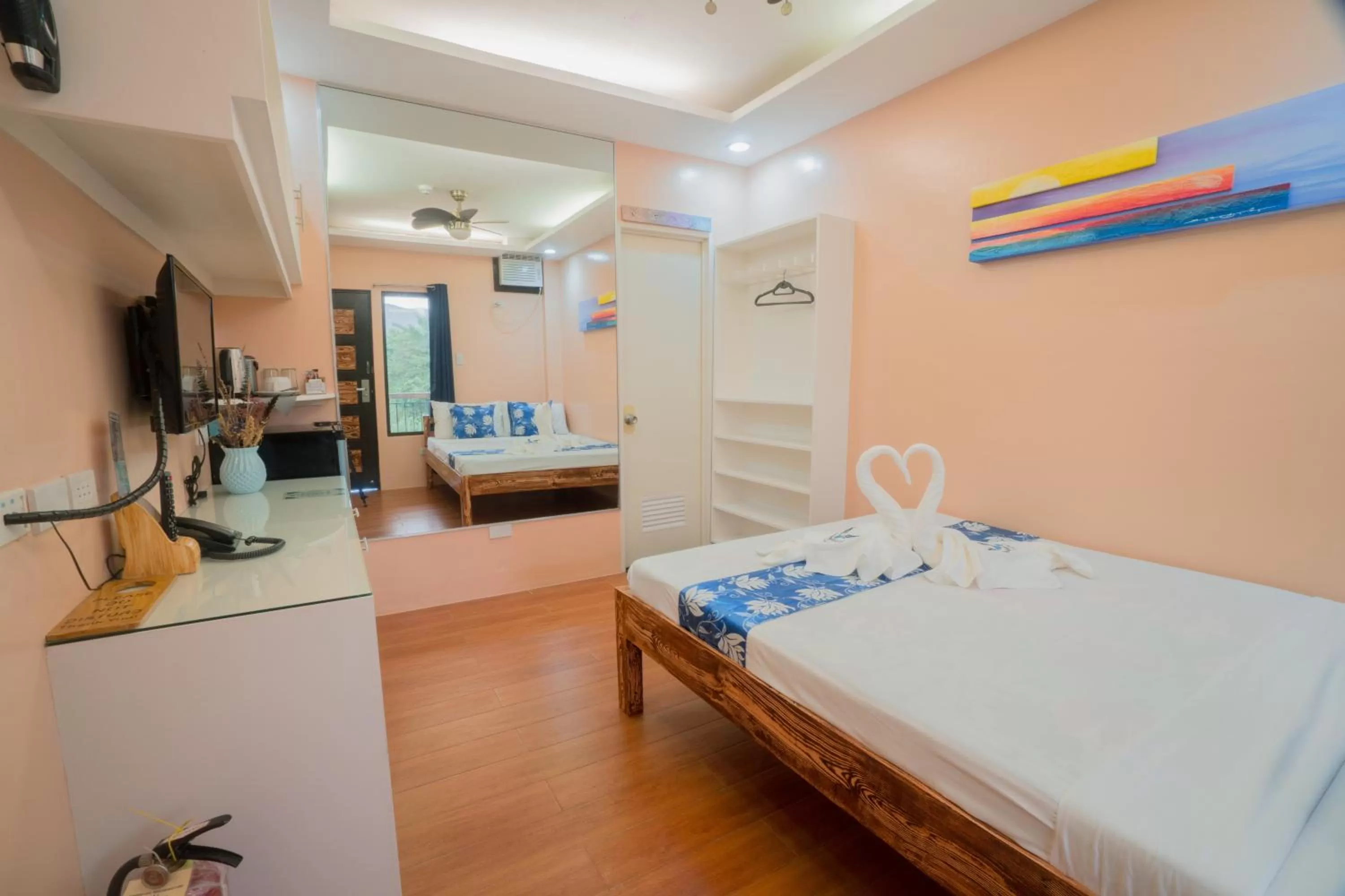 Photo of the whole room, Bed in Skylodge Resort