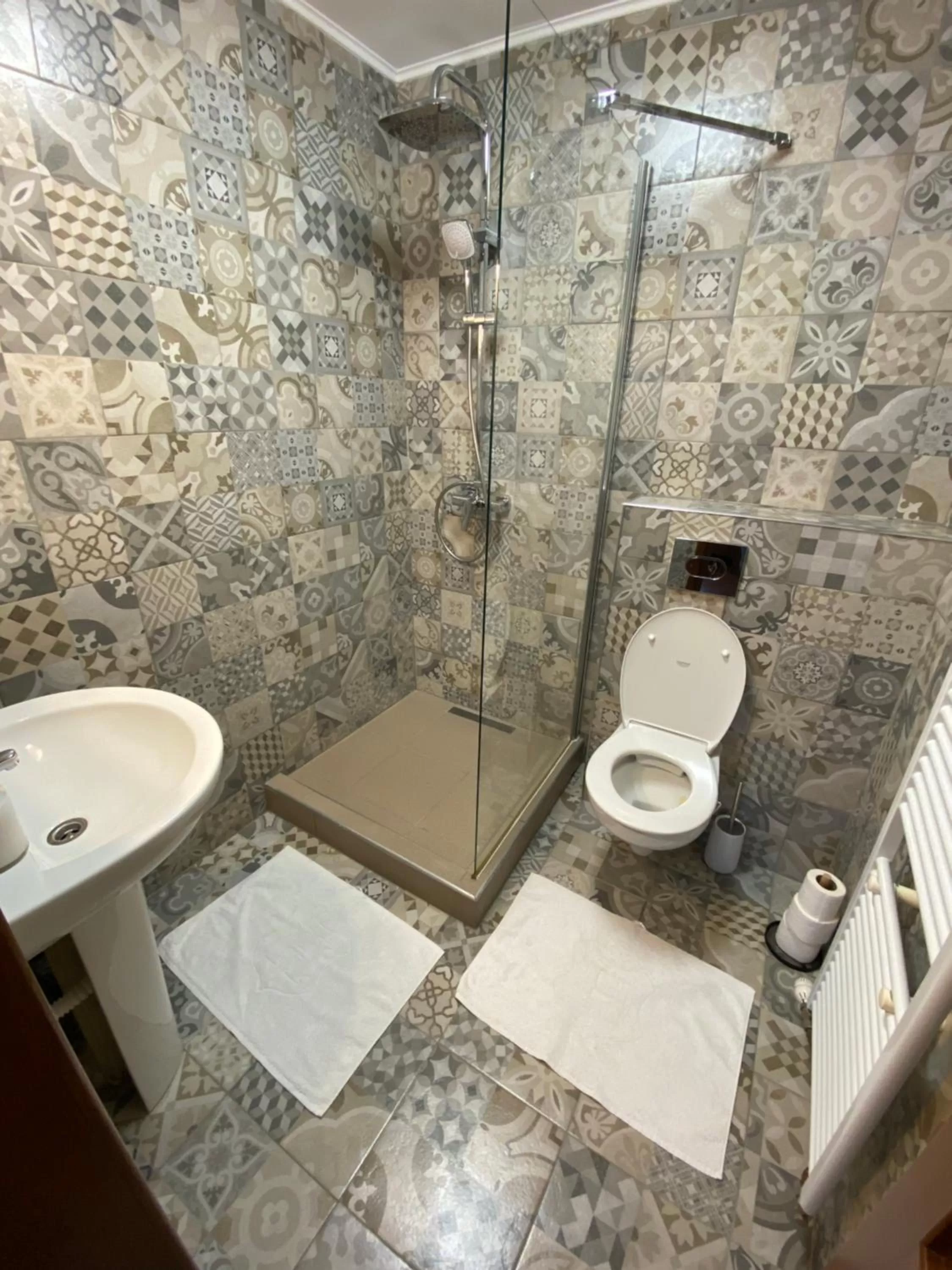 Bathroom in Pensiunea Pictorilor