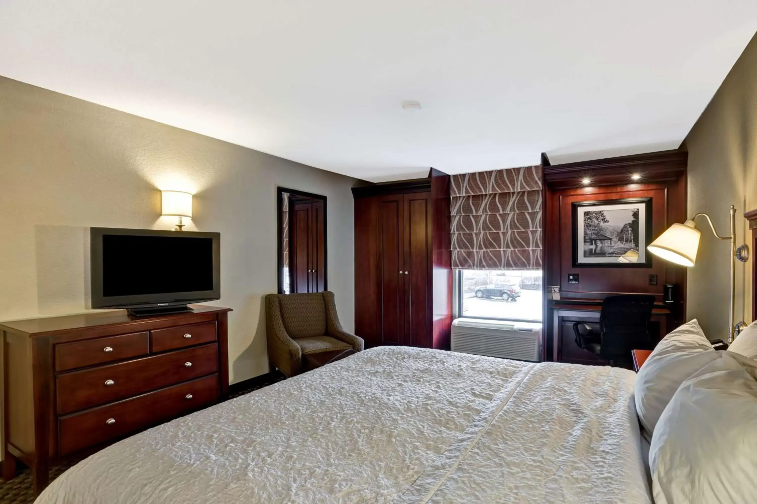 Bedroom, Bed in Hampton Inn Fairmont