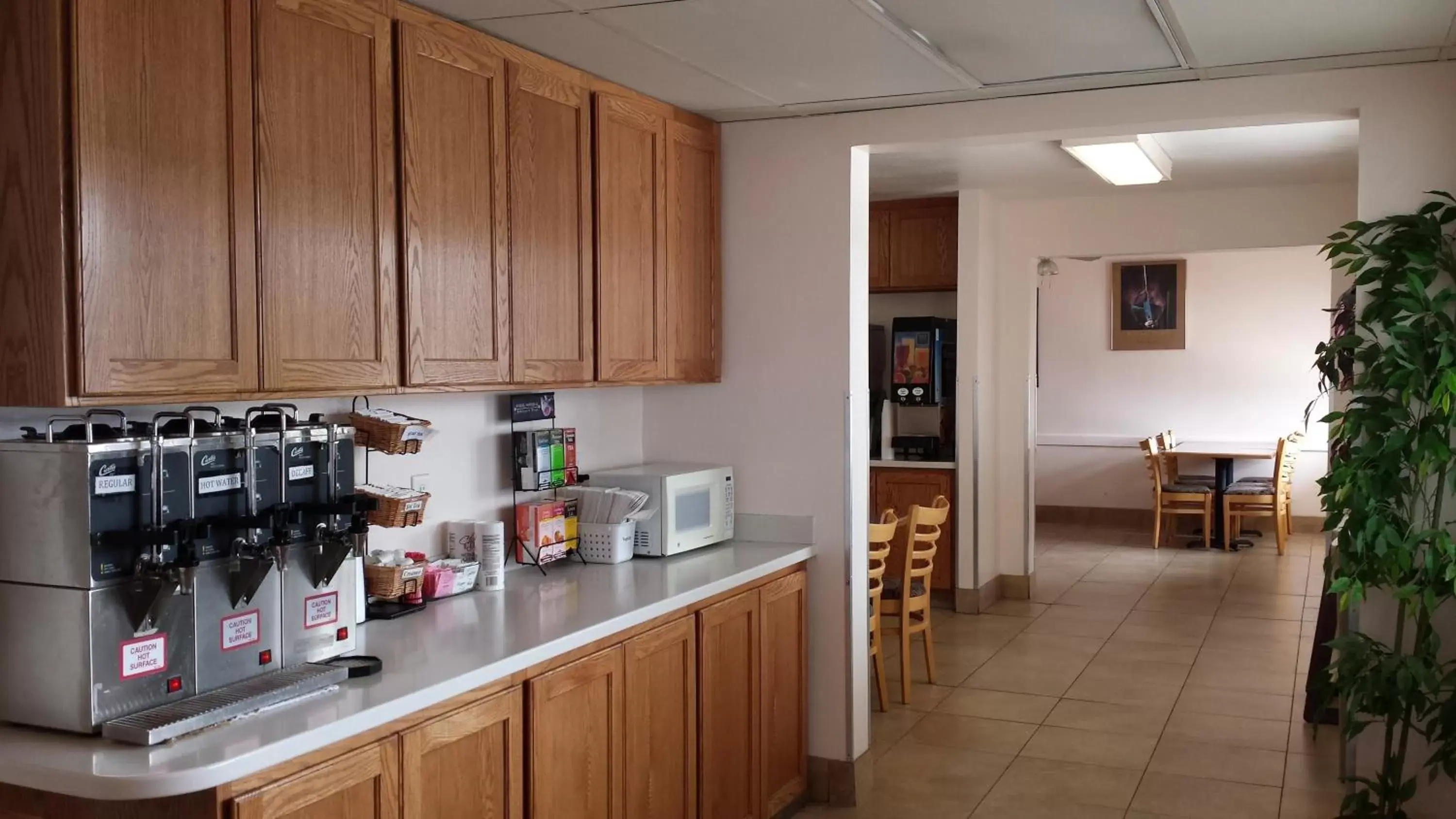 Continental breakfast, Kitchen/Kitchenette in Travelodge by Wyndham Page, View of Lake Powell