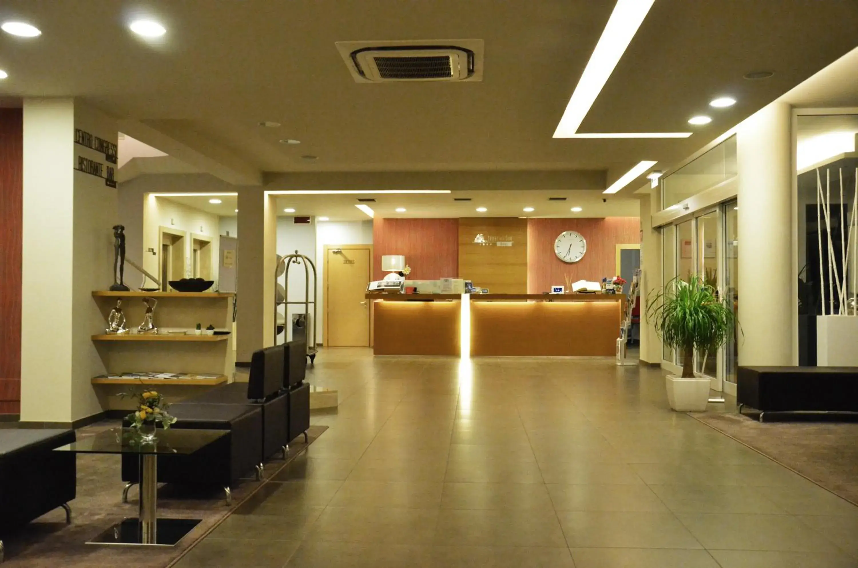 Lobby or reception in Hotel Torre Del Sud