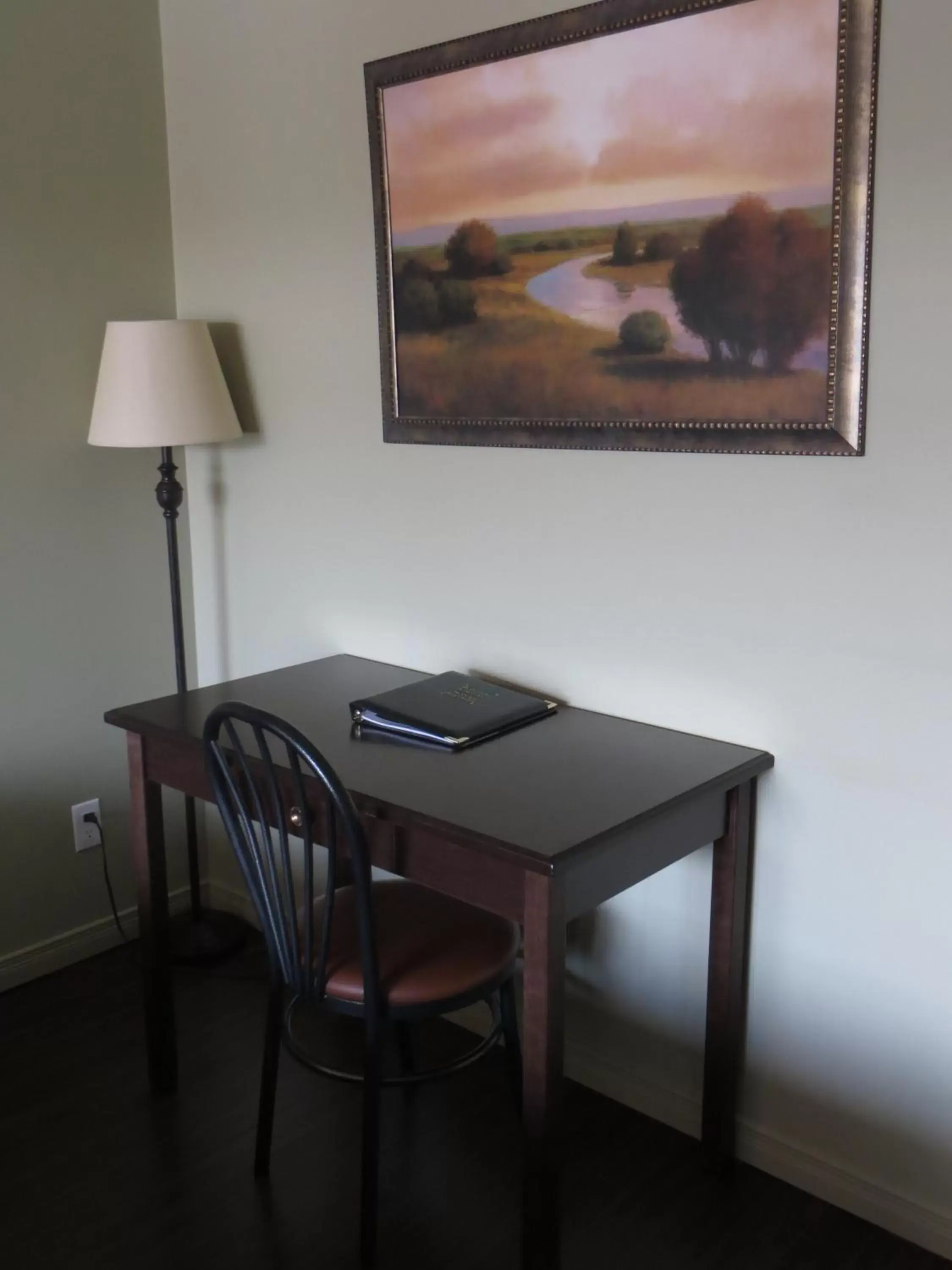 Seating area, TV/Entertainment Center in Hotel Le Voyageur