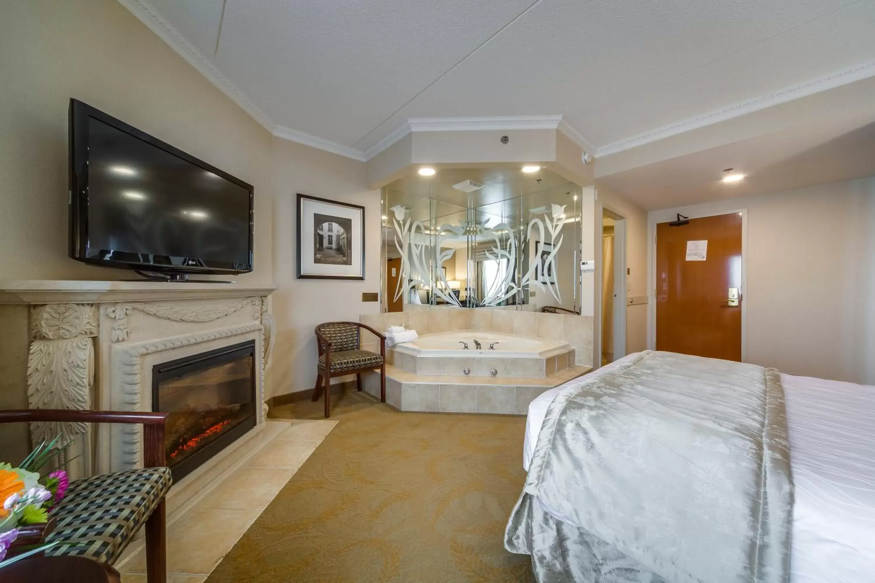 Hot Tub, TV/Entertainment Center in Monte Carlo Inn & Suites Downtown Markham