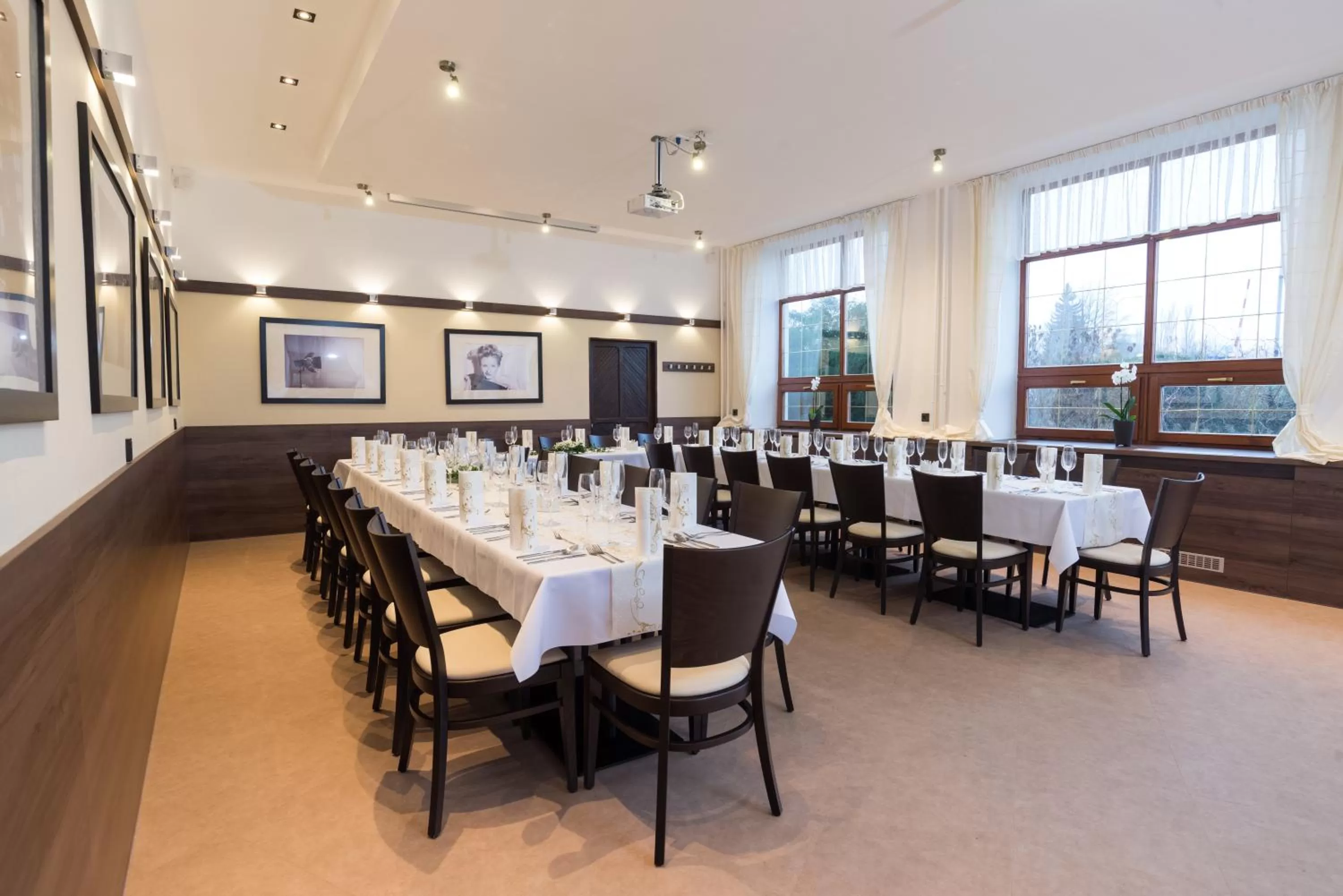 Restaurant/places to eat in Hotel Slavia