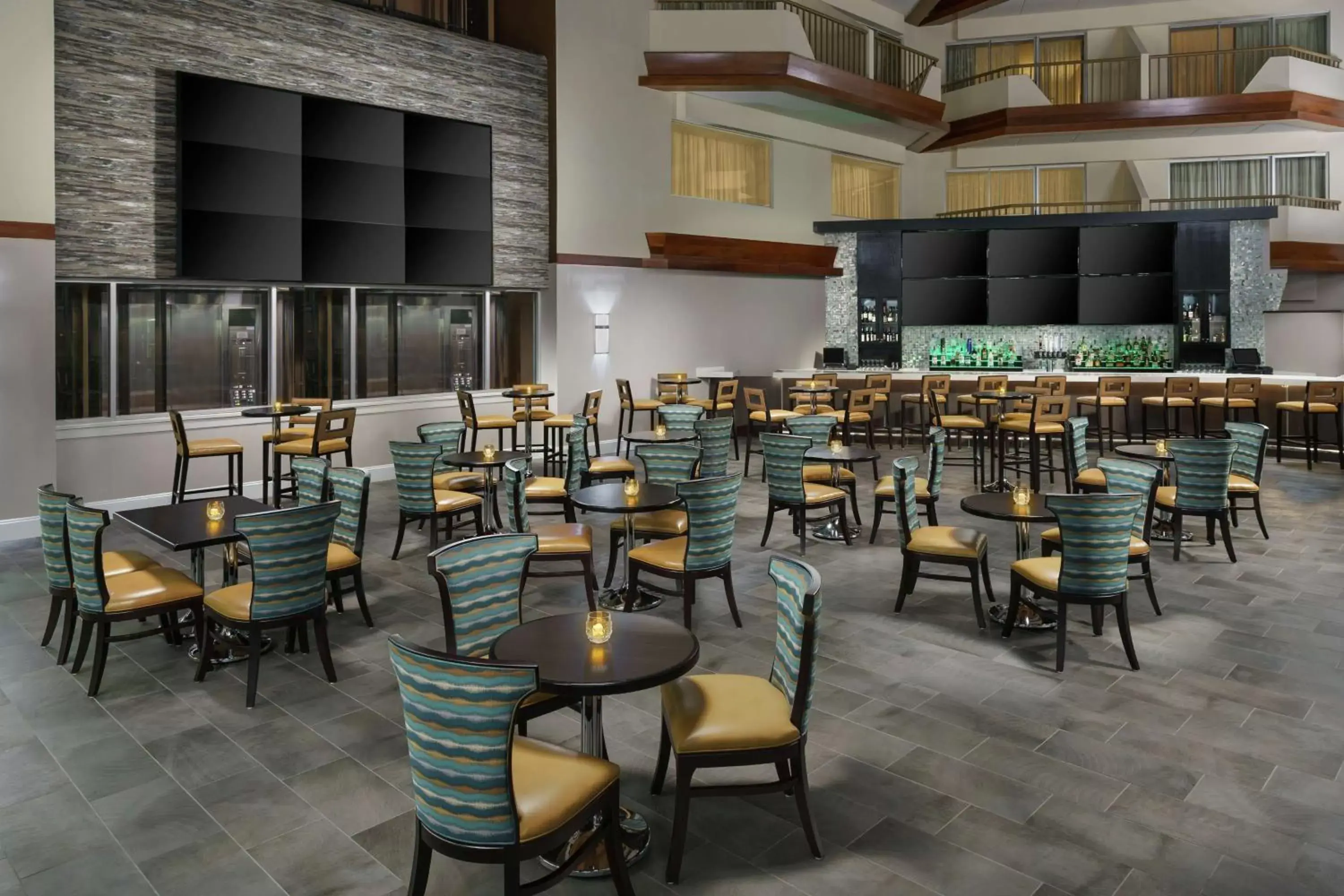 Lounge or bar in DoubleTree by Hilton Orlando Airport Hotel