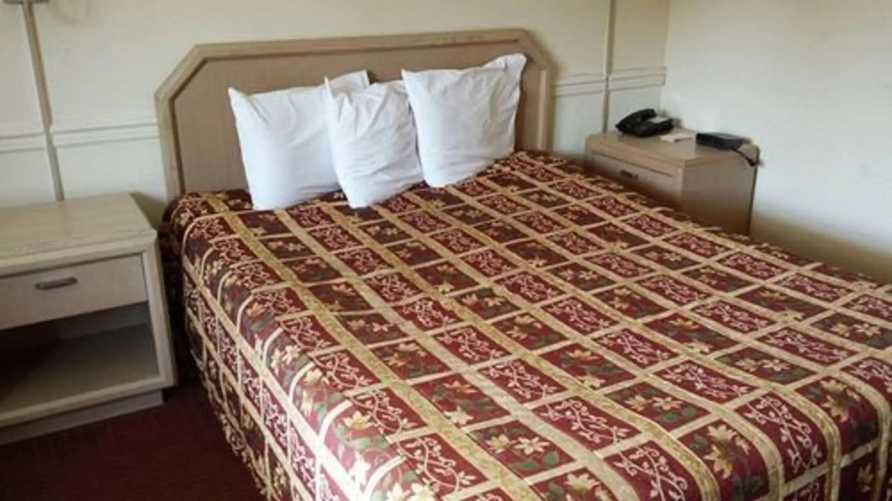 Bedroom, Bed in Captain John Smith Inn Williamsburg