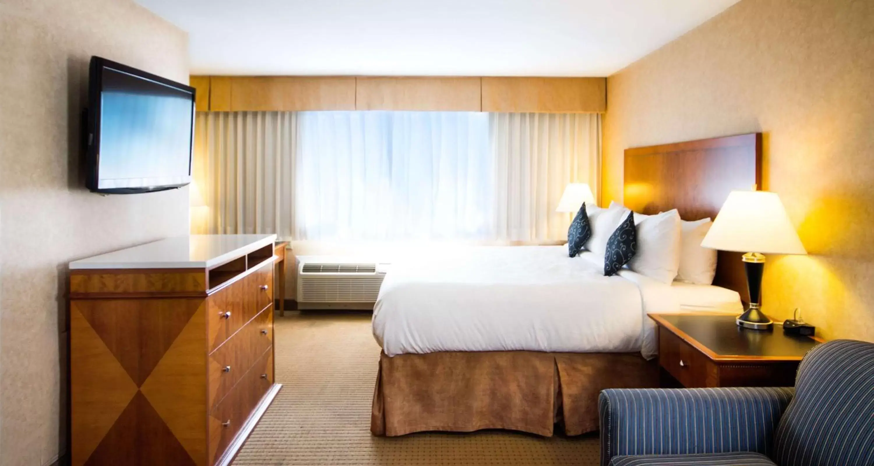 TV and multimedia, Bed in Best Western Plus Suites Downtown Calgary