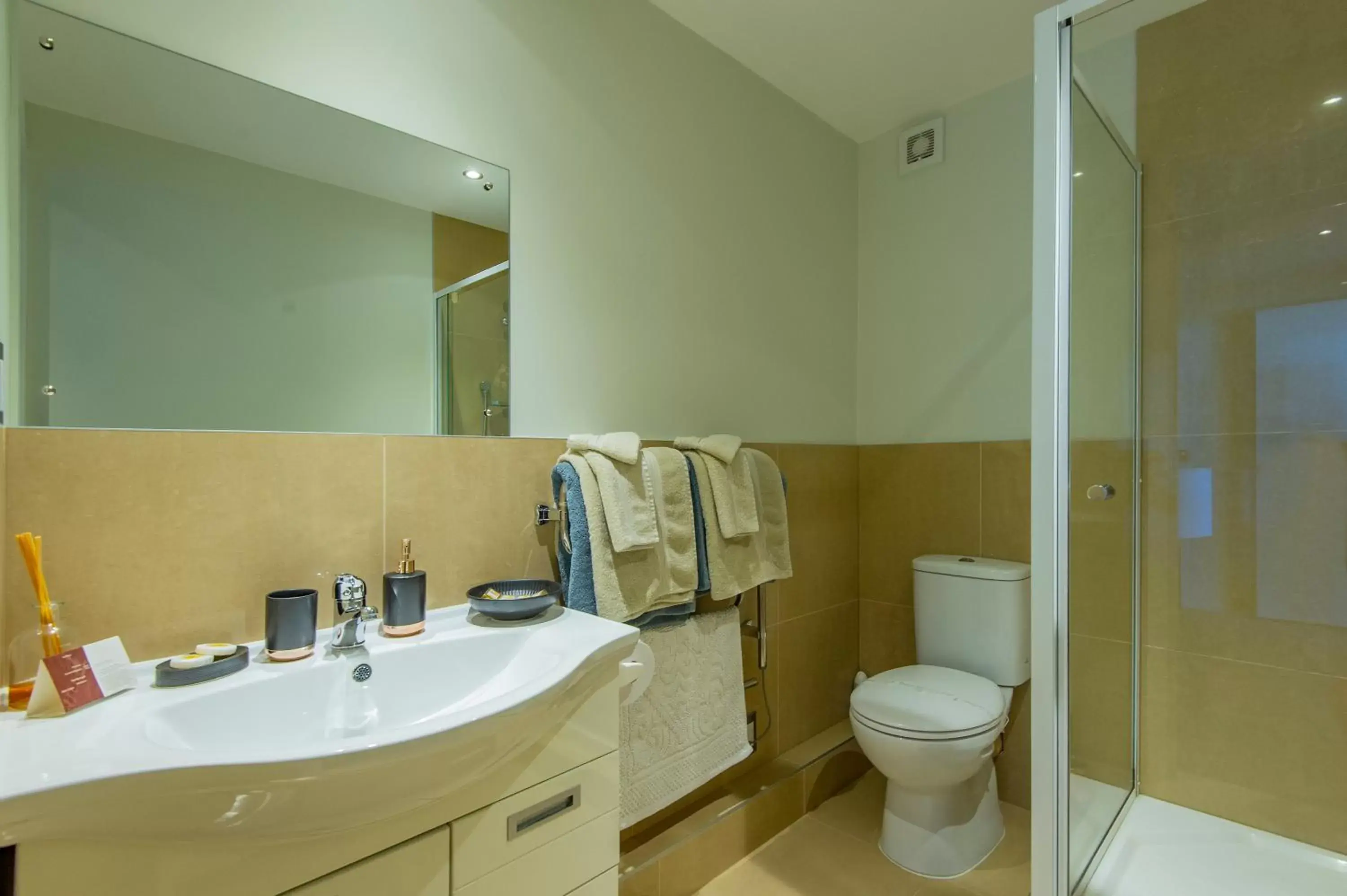 Shower, Bathroom in Tarlton's Lodge