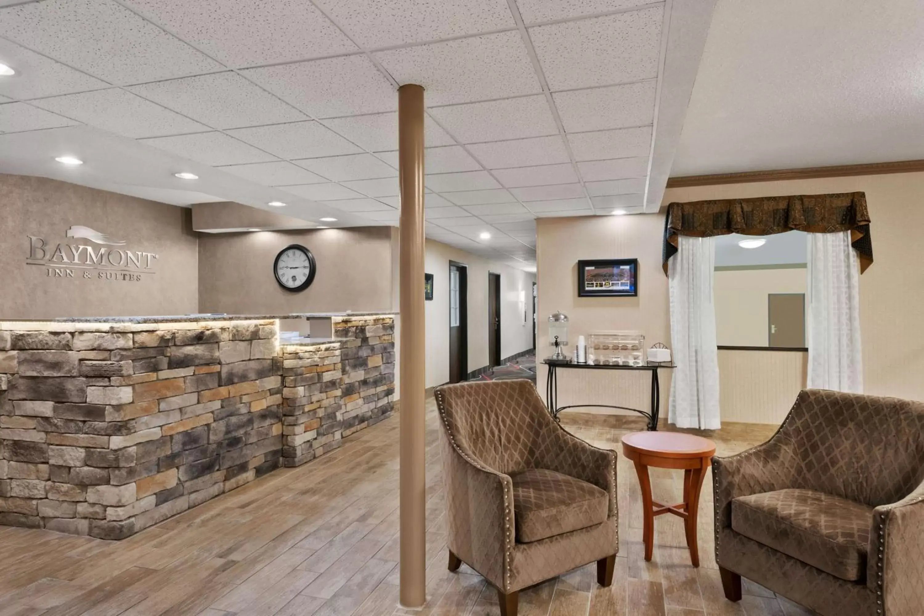 Lobby or reception in Baymont by Wyndham Belleville Airport Area Free Airport Shuttle