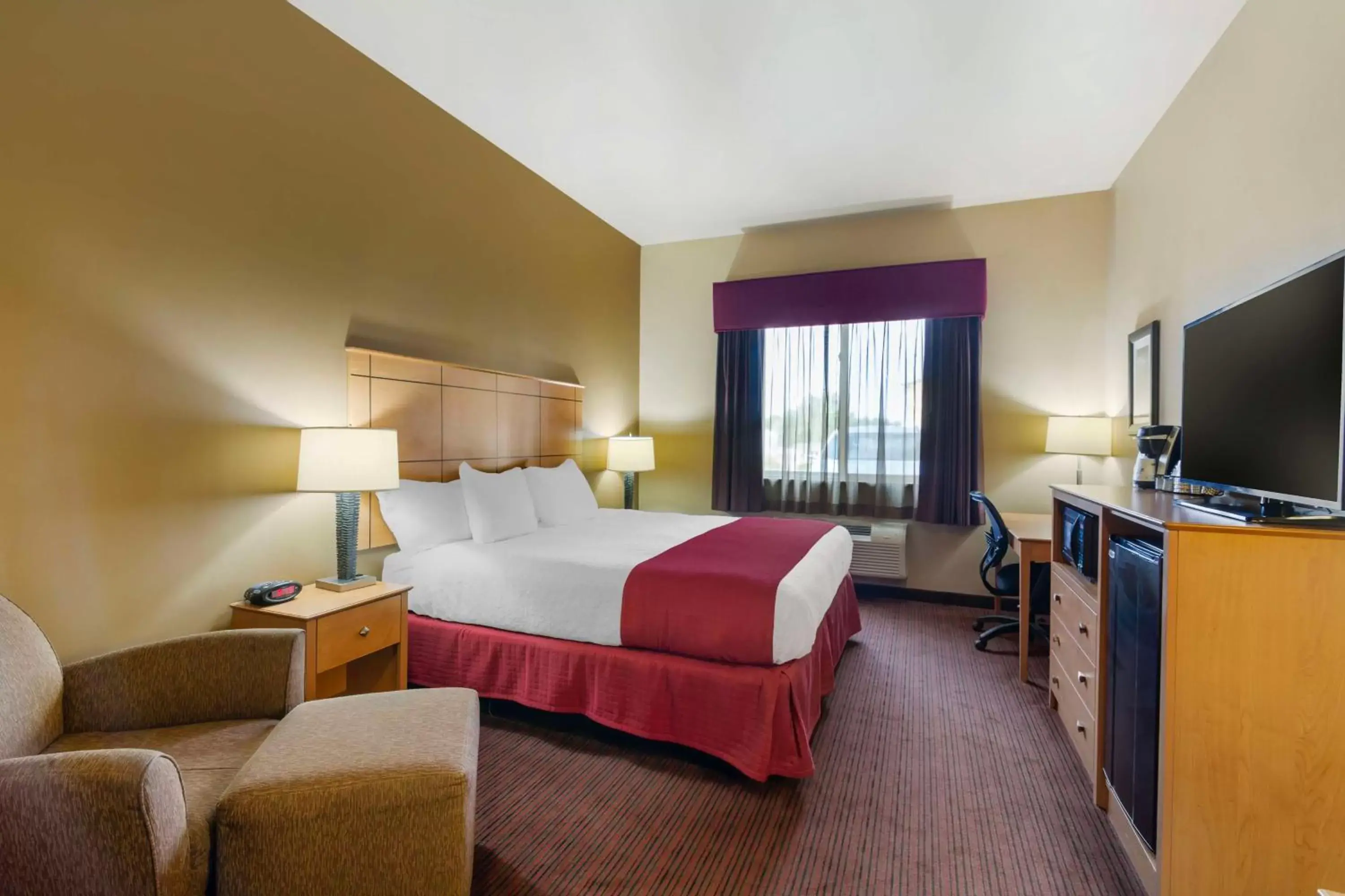 Bedroom in Best Western Golden Prairie Inn and Suites