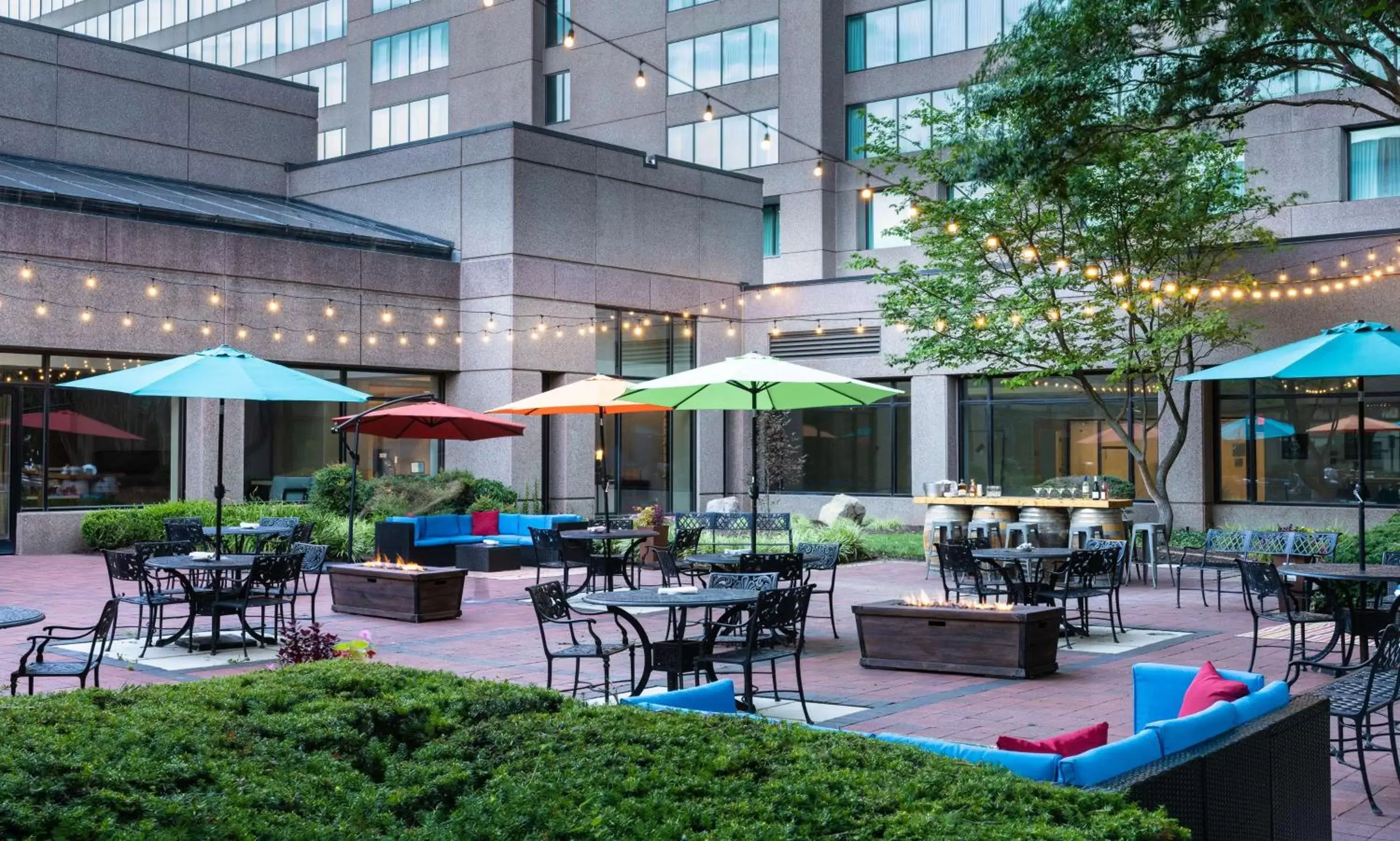 Patio, Restaurant/Places to Eat in Hilton Fairfax, Va