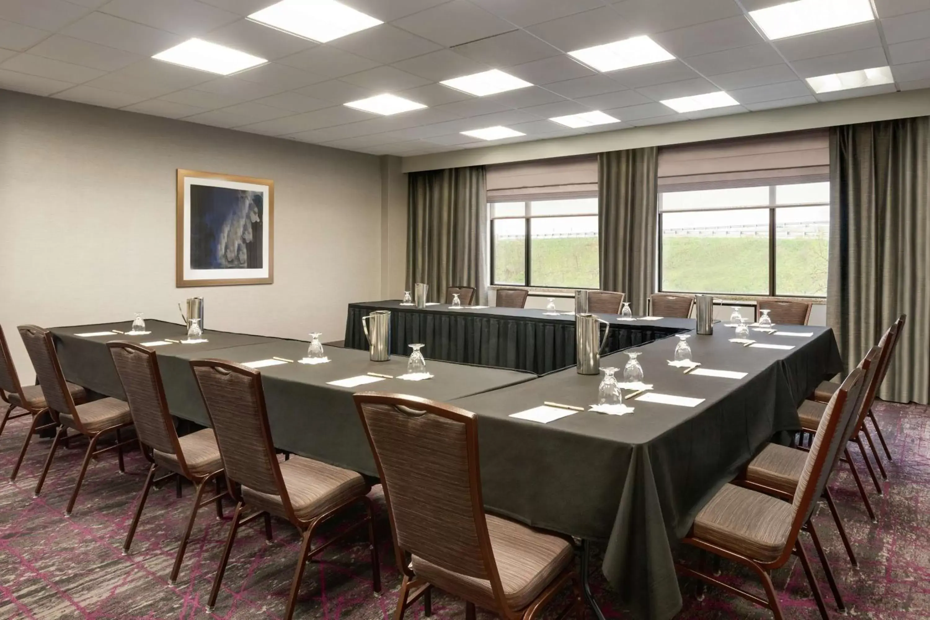 Meeting/conference room in DoubleTree by Hilton St. Paul, MN