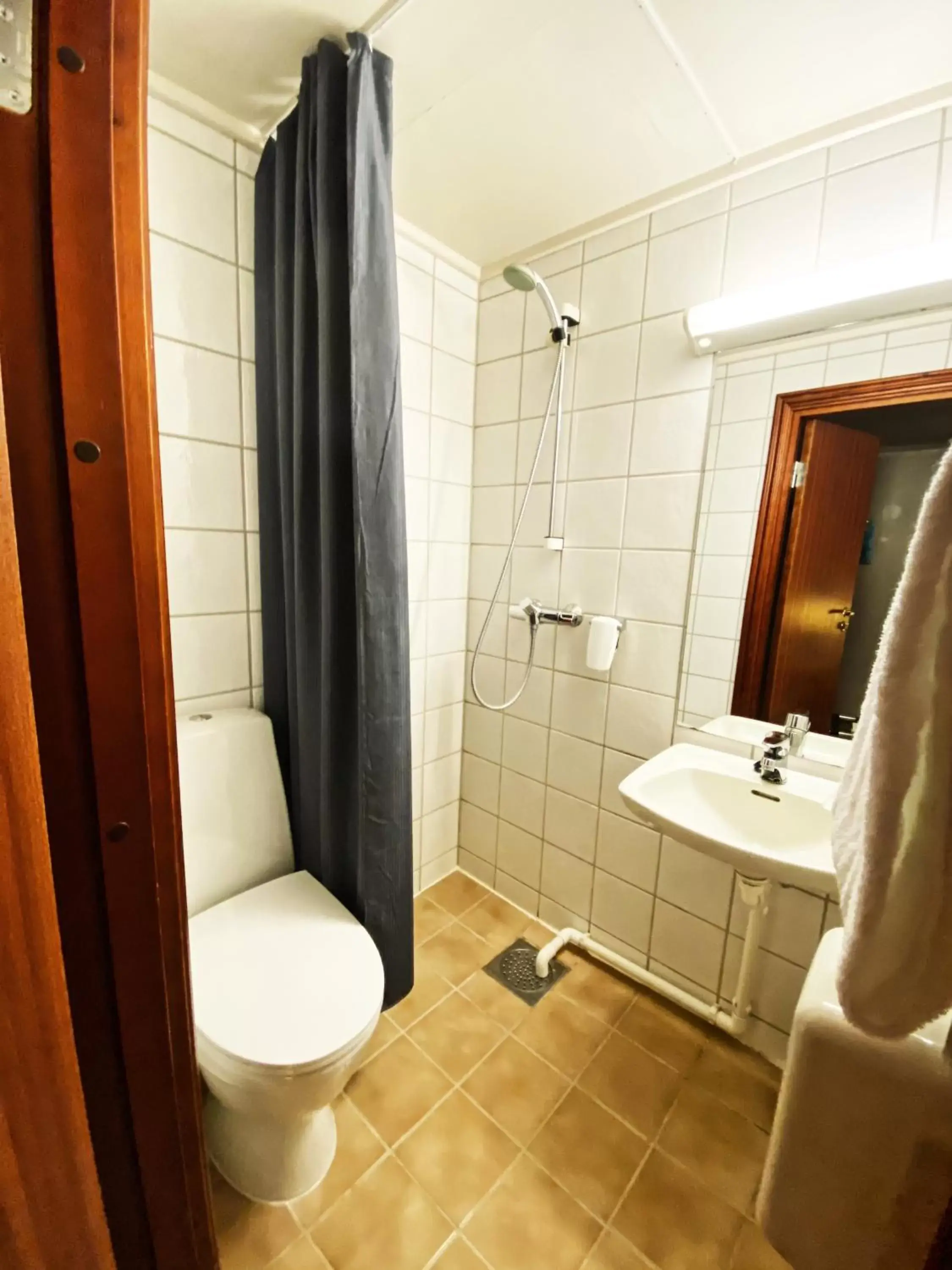 Shower, Bathroom in Quality Hotel Grand Royal