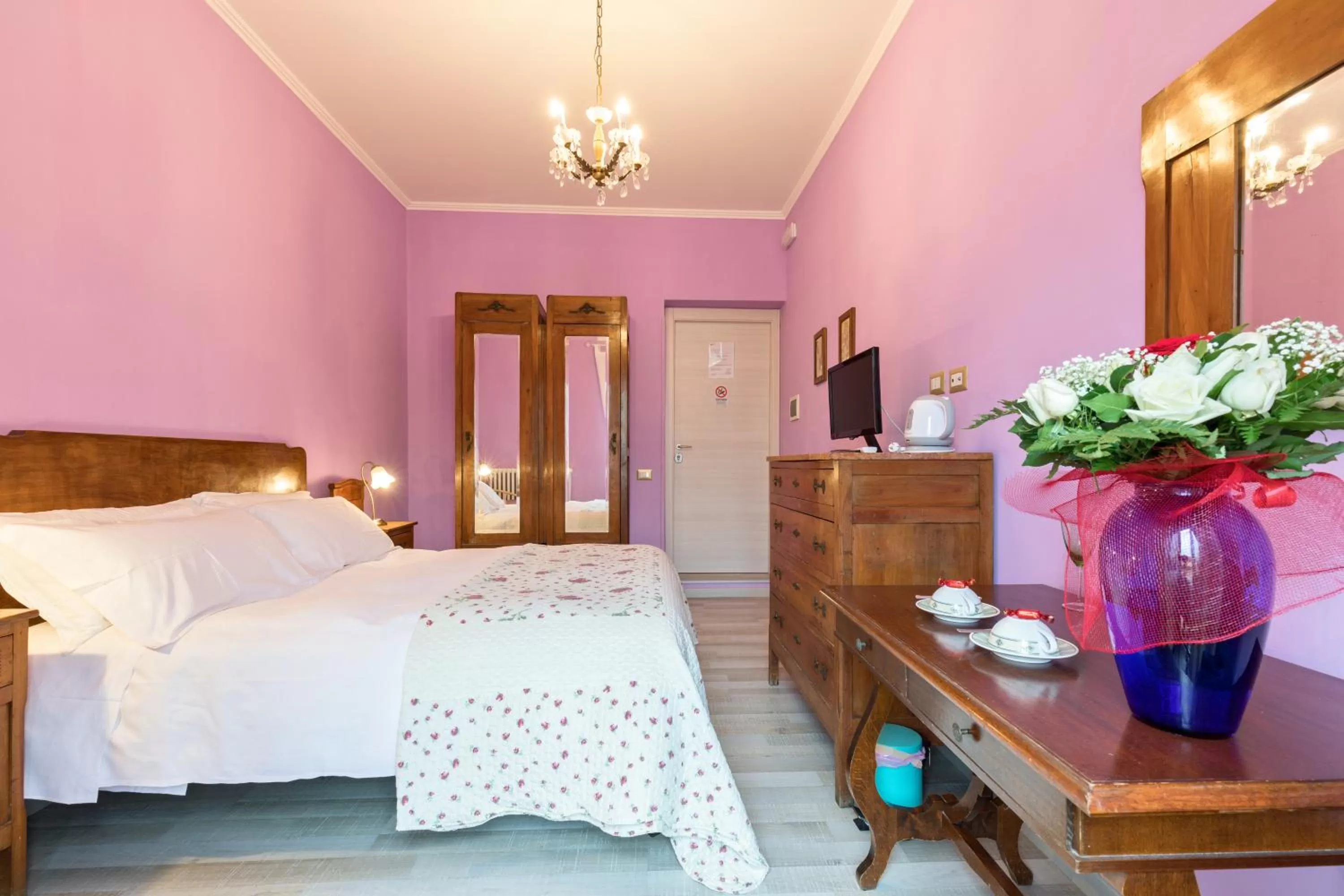 Photo of the whole room, Bed in A Roman Tale B&B