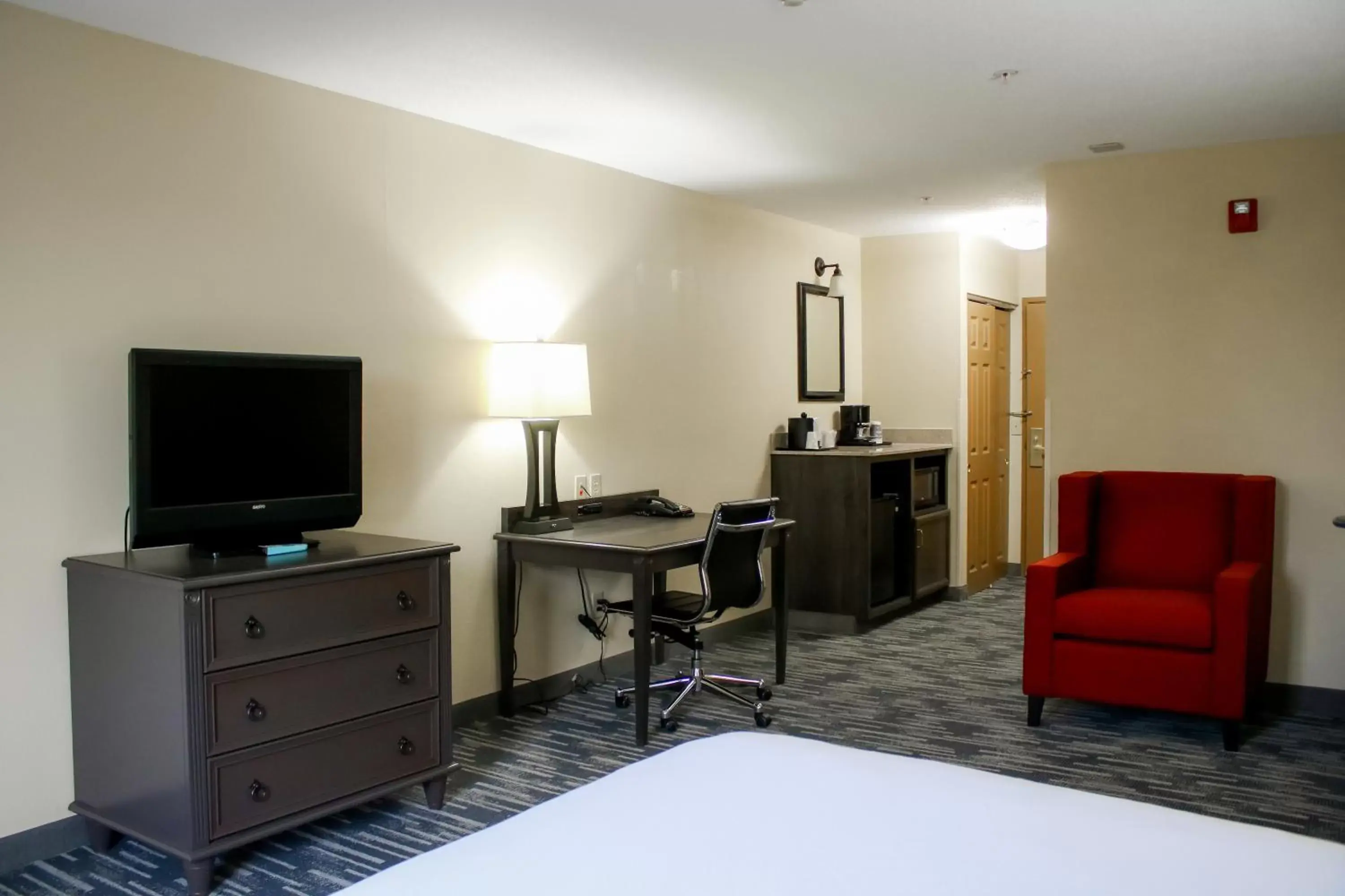 Communal lounge/ TV room, TV/Entertainment Center in Country Inn & Suites by Radisson, Richmond West at I-64, VA