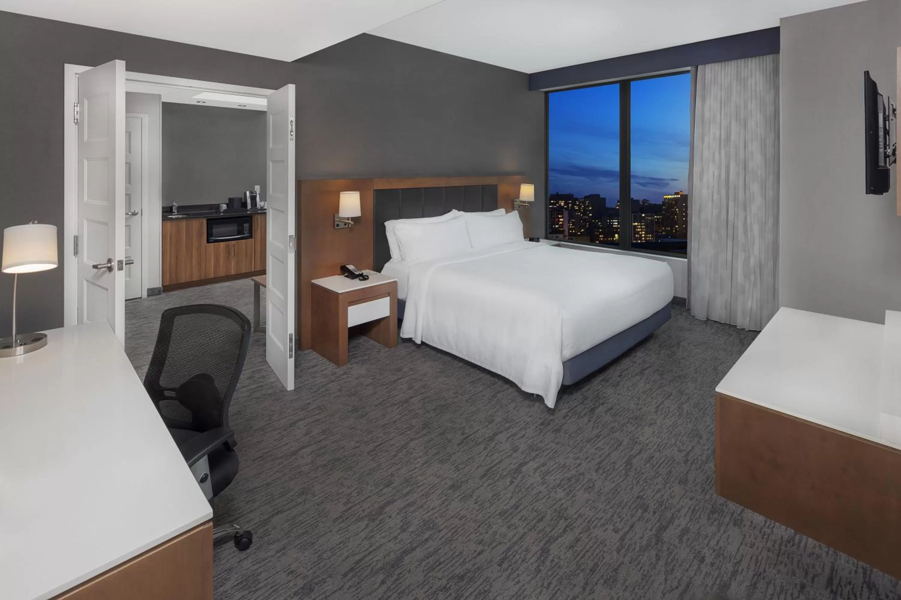 Bedroom, Bed in Holiday Inn Hotel & Suites - Montreal Centre-ville Ouest by IHG