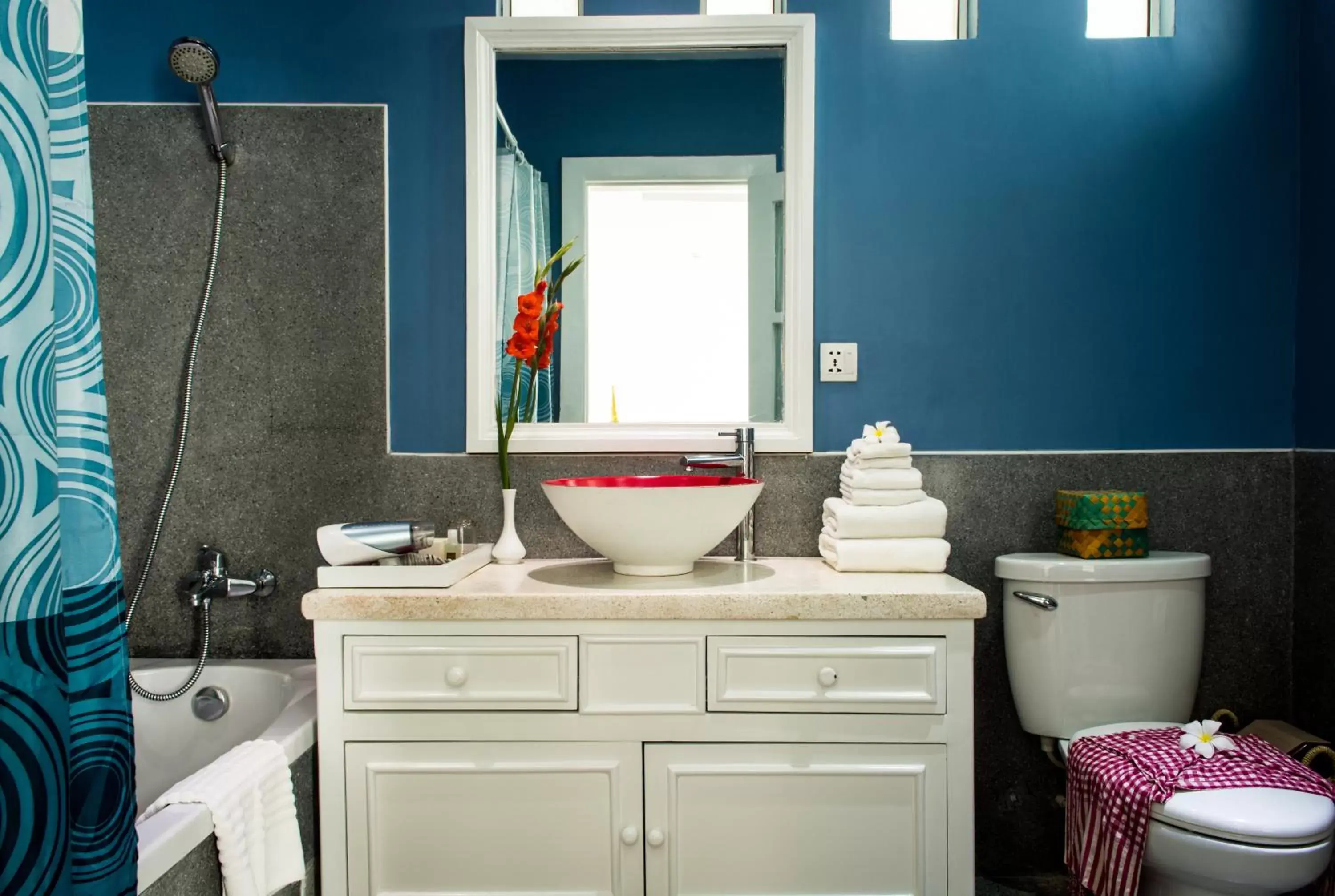 Bathroom in The Frangipani Royal Palace Hotel