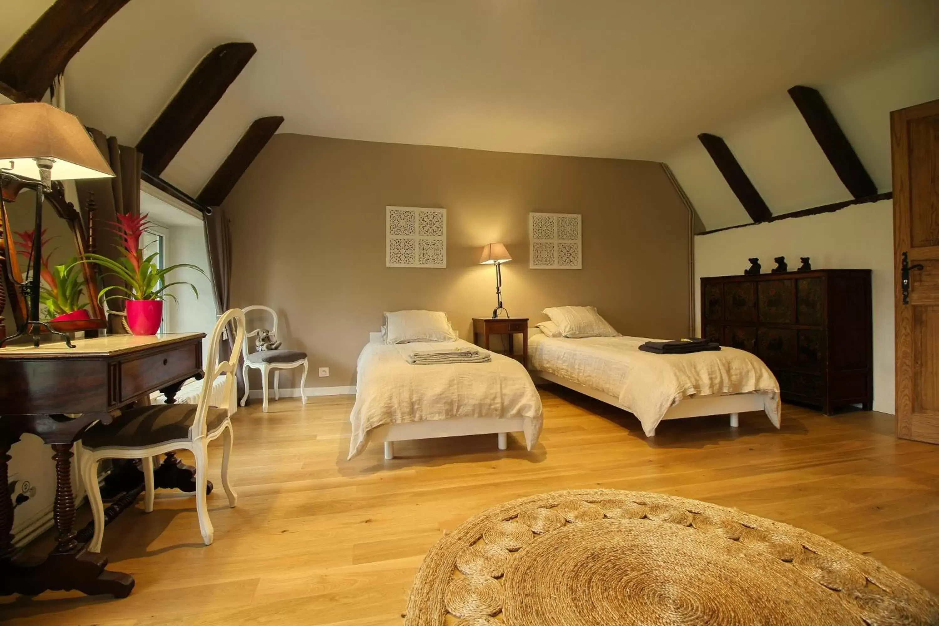 Bed in KERBELEG, ferme-manoir du XVè siècle, chambres grand confort