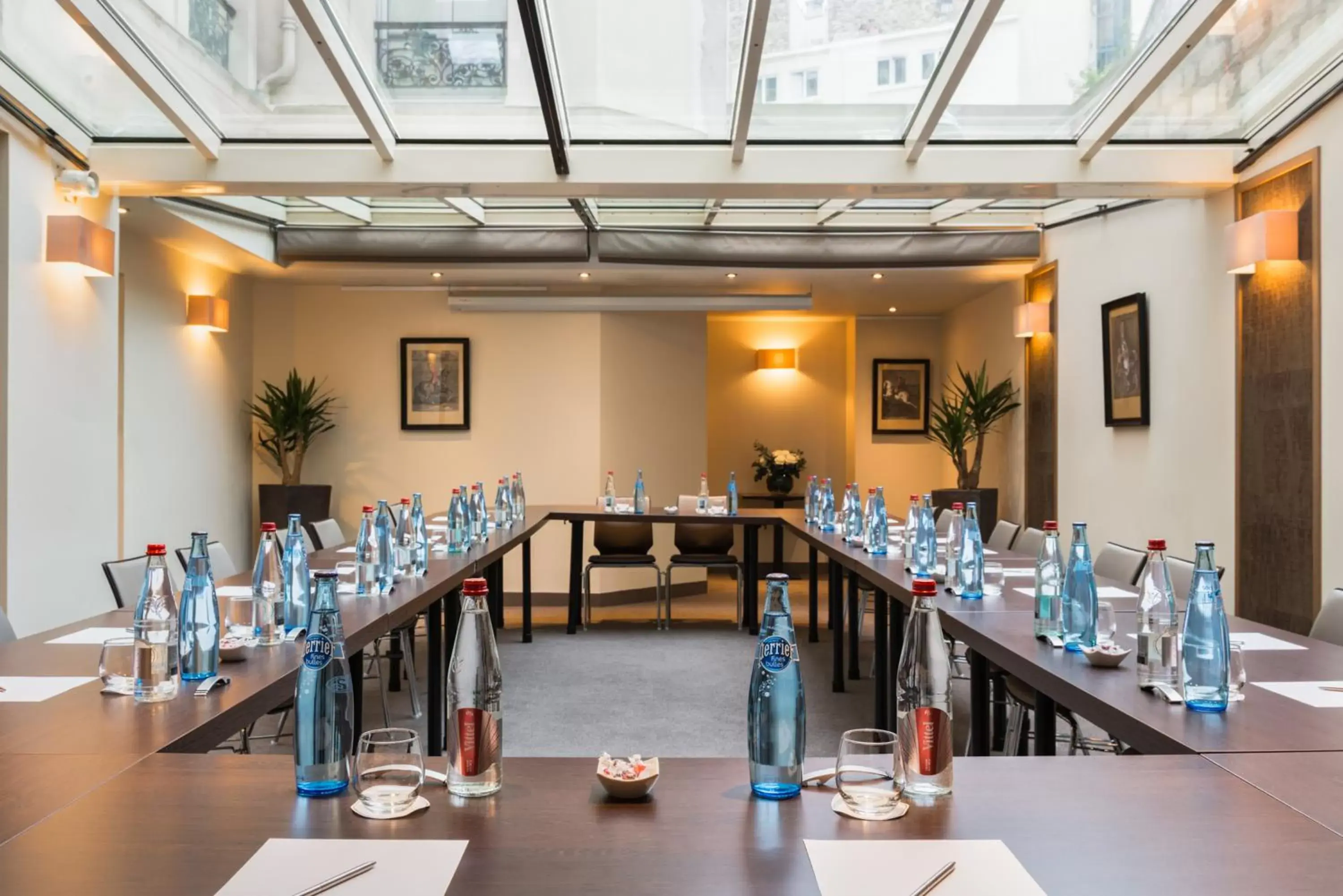 Meeting/conference room, Restaurant/Places to Eat in Hôtel La Bourdonnais by Inwood Hotels