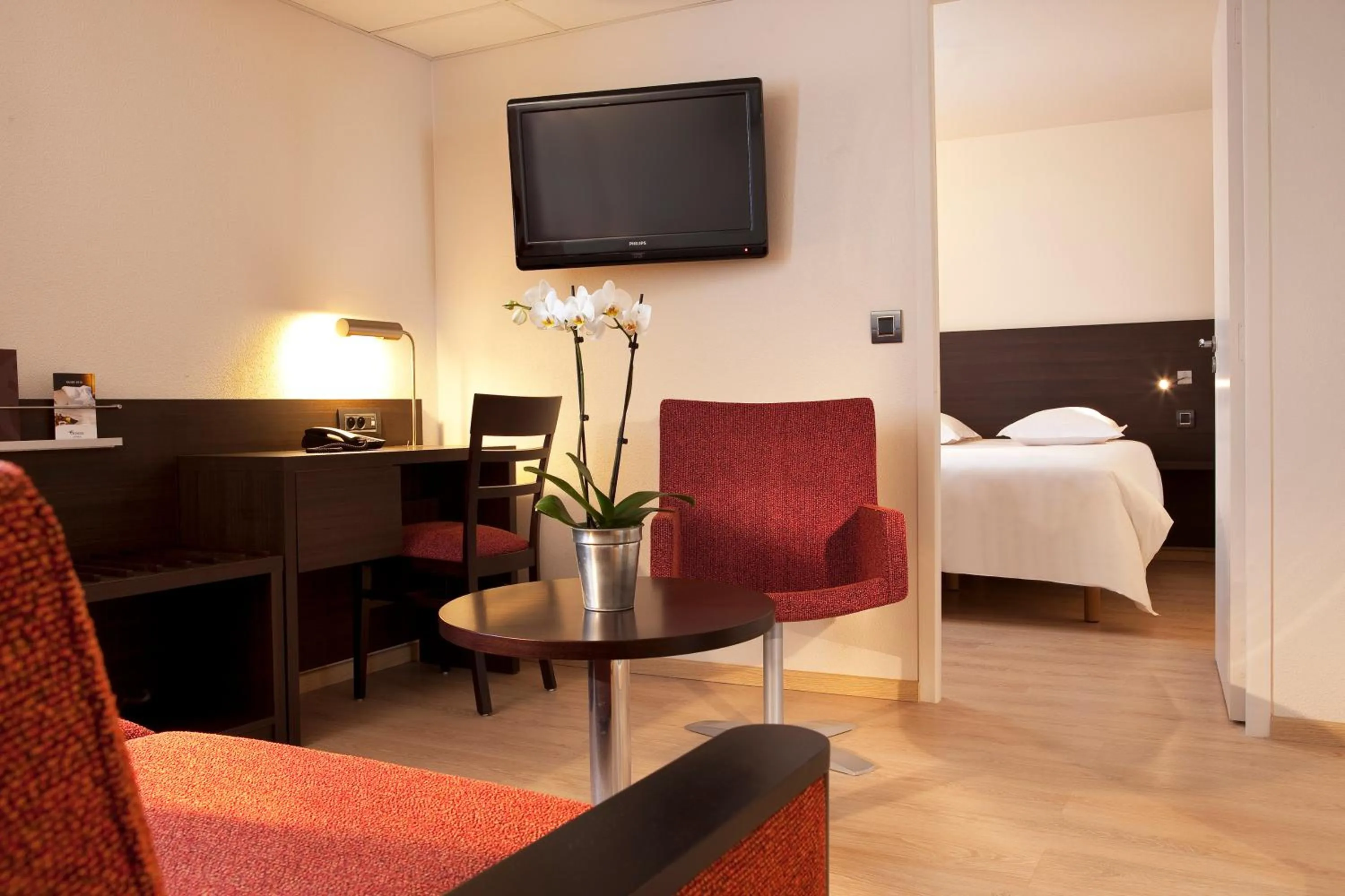 Seating area, Bed in Escale Oceania Aix-en-Provence