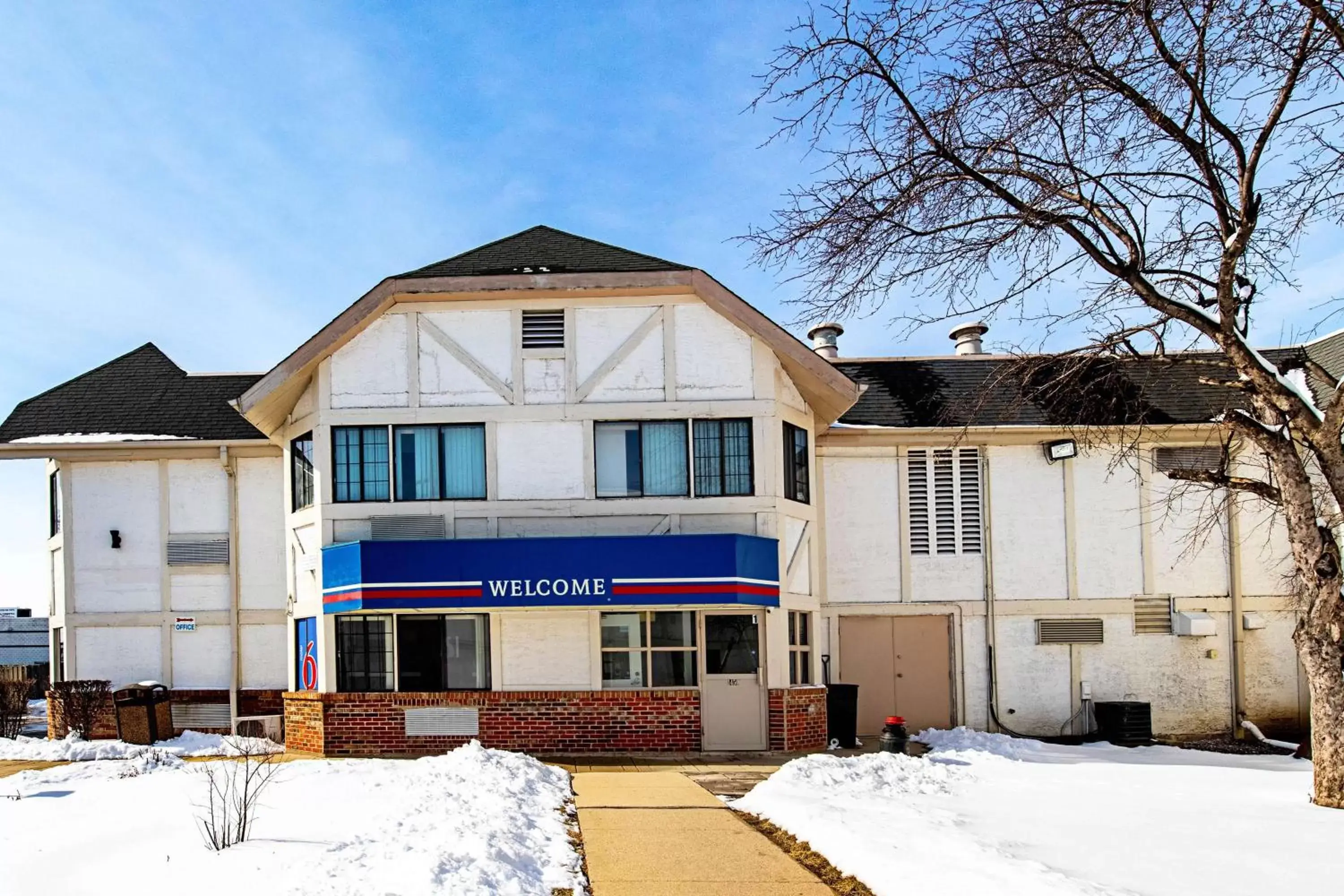 Property building, Winter in Motel 6-Palatine, IL - Chicago Northwest