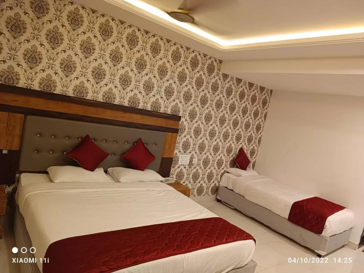 Bed in Hotel Woodside Prestige