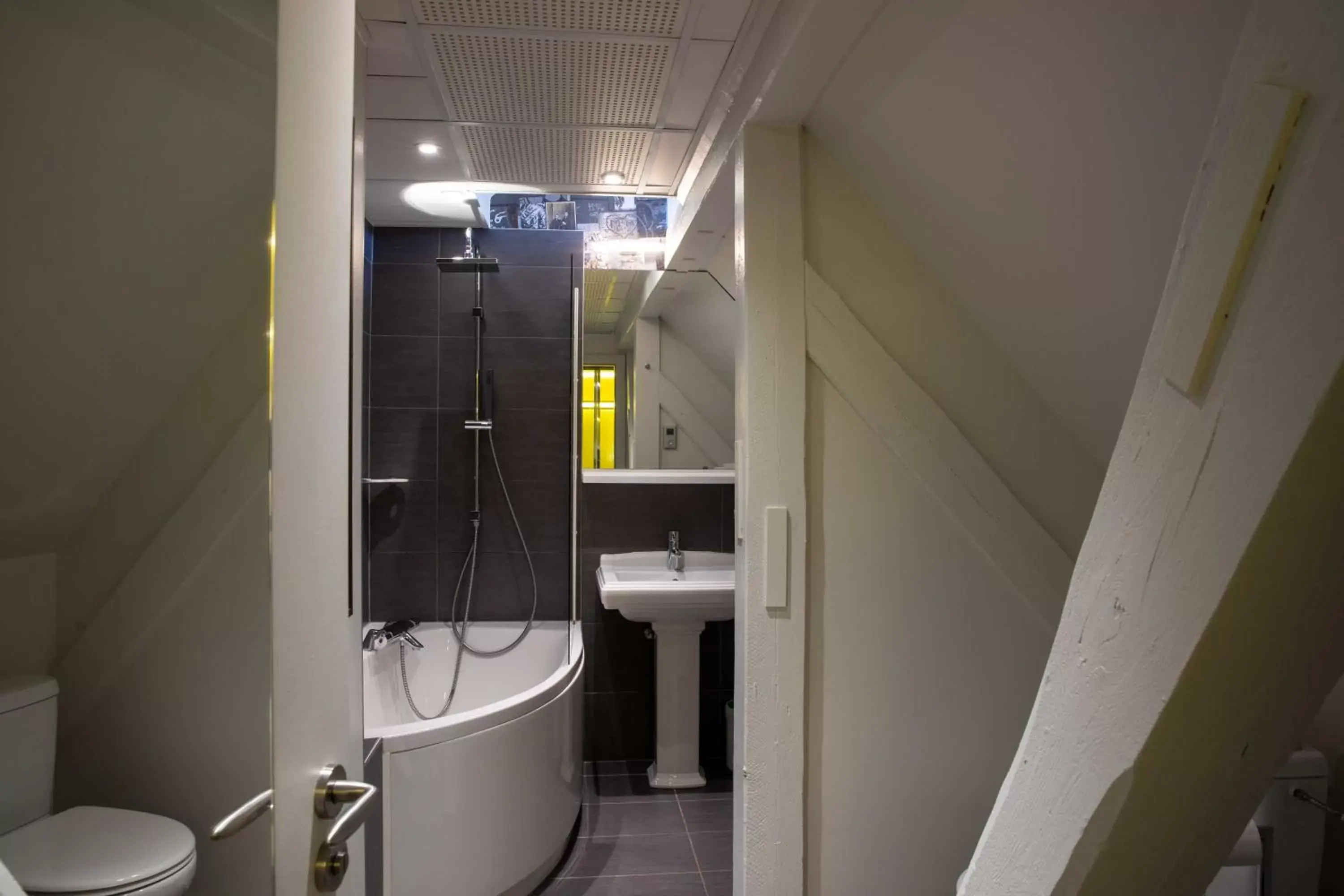 Bathroom in Hôtel et Spa La Villa K - Basel Airport