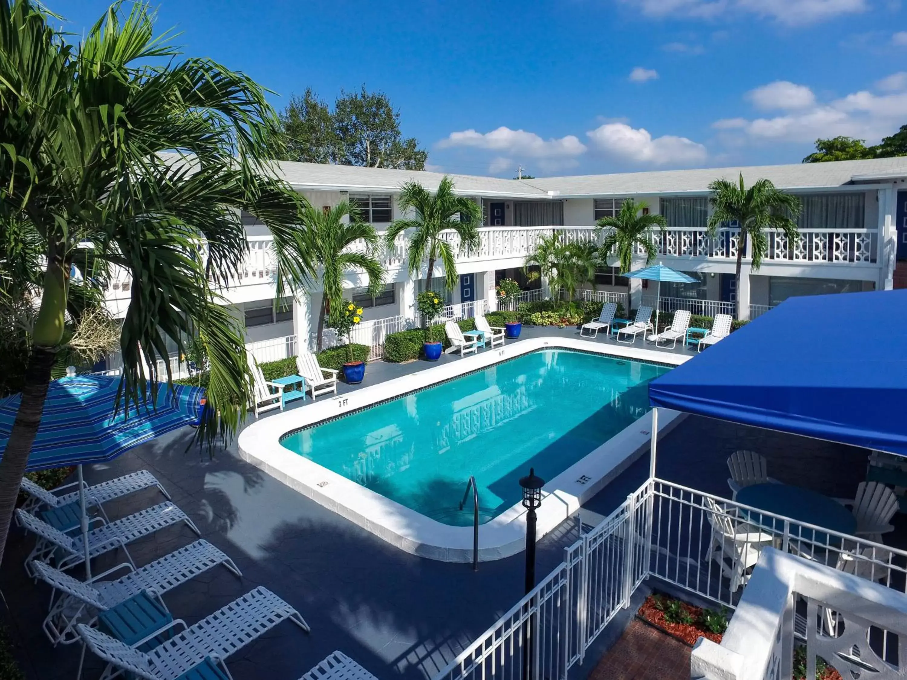 Property building, Pool View in May-Dee Suites in Florida