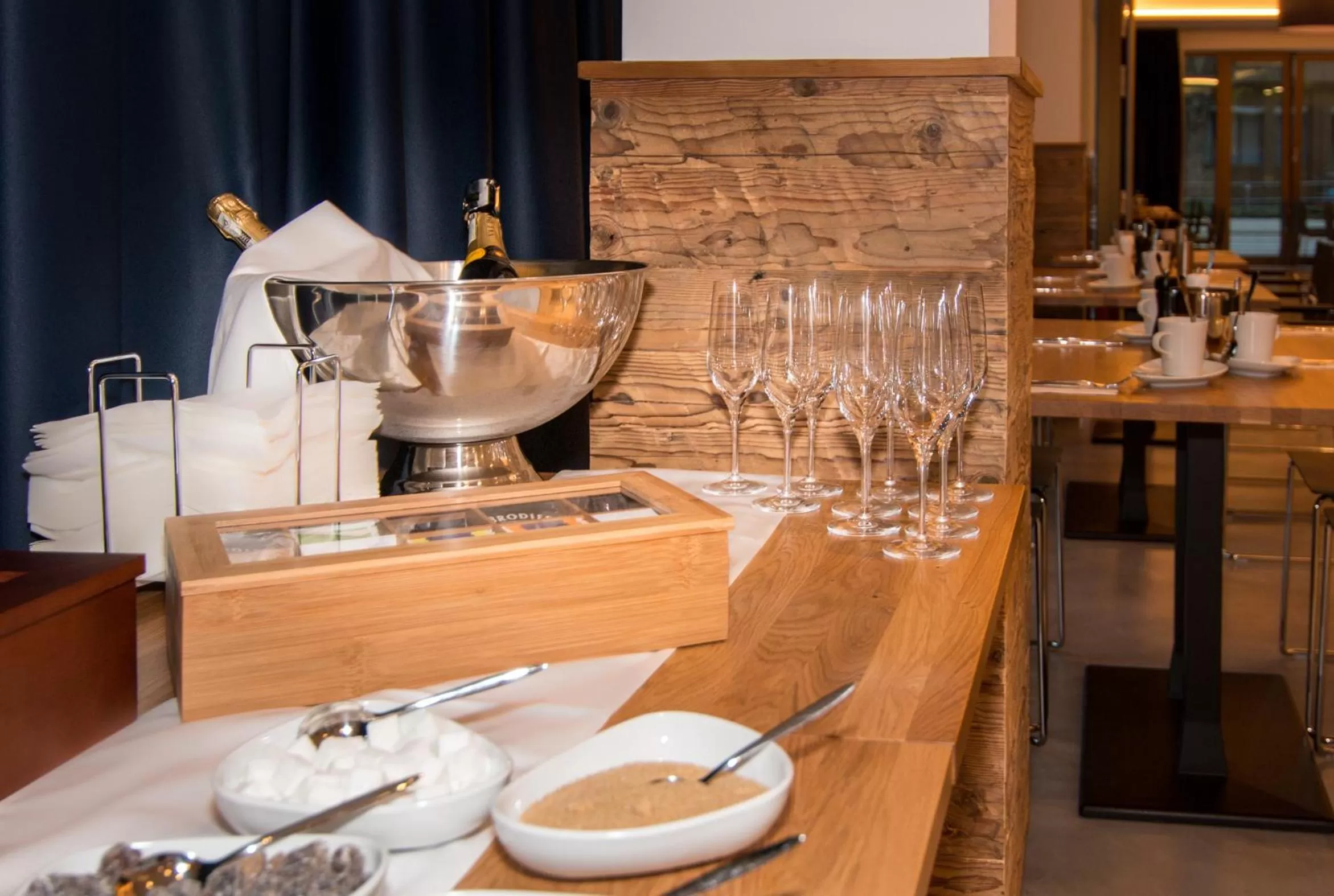 Restaurant/places to eat in Bayer 89 Vi Vadi Hotel