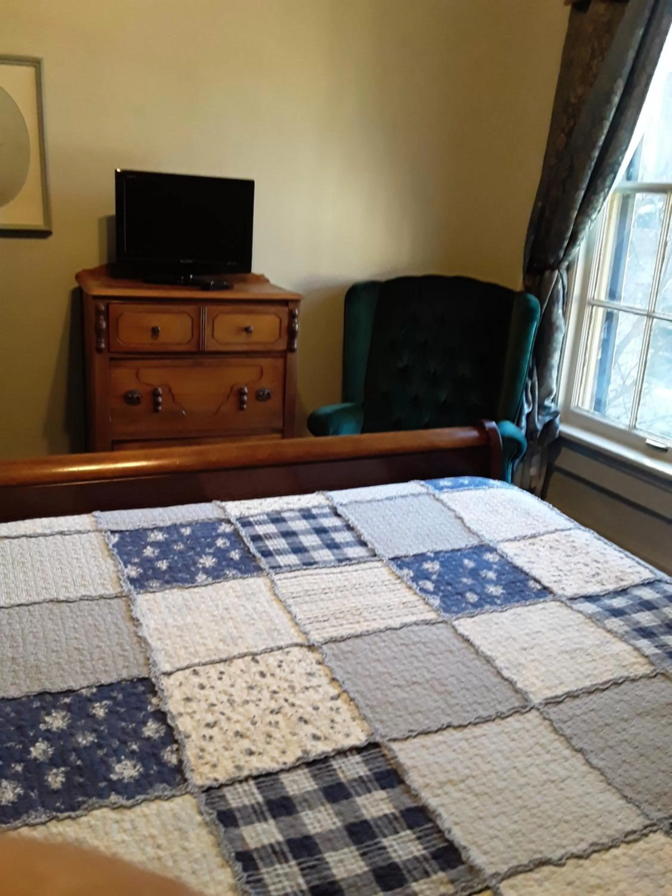 Bed, TV/Entertainment Center in Hall Place B&B