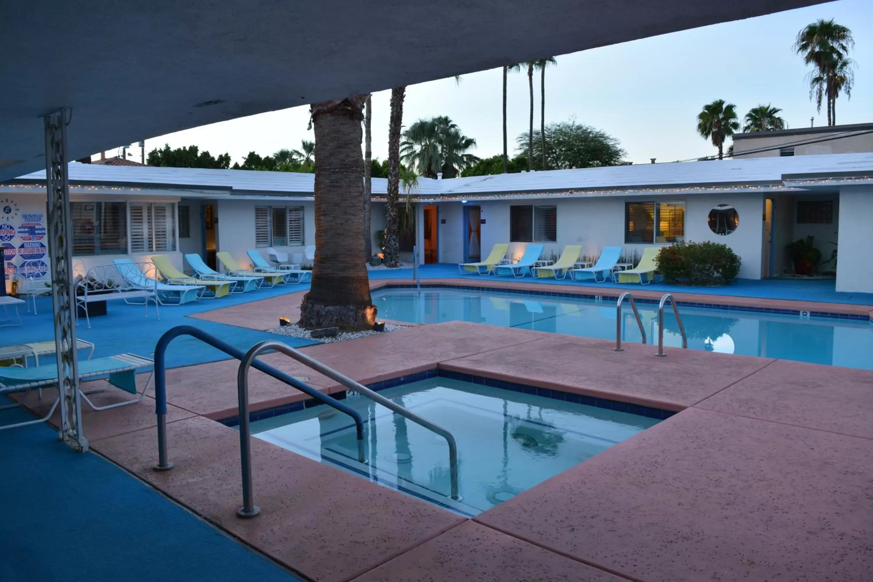 Hot Tub, Swimming Pool in Palm Springs Rendezvous