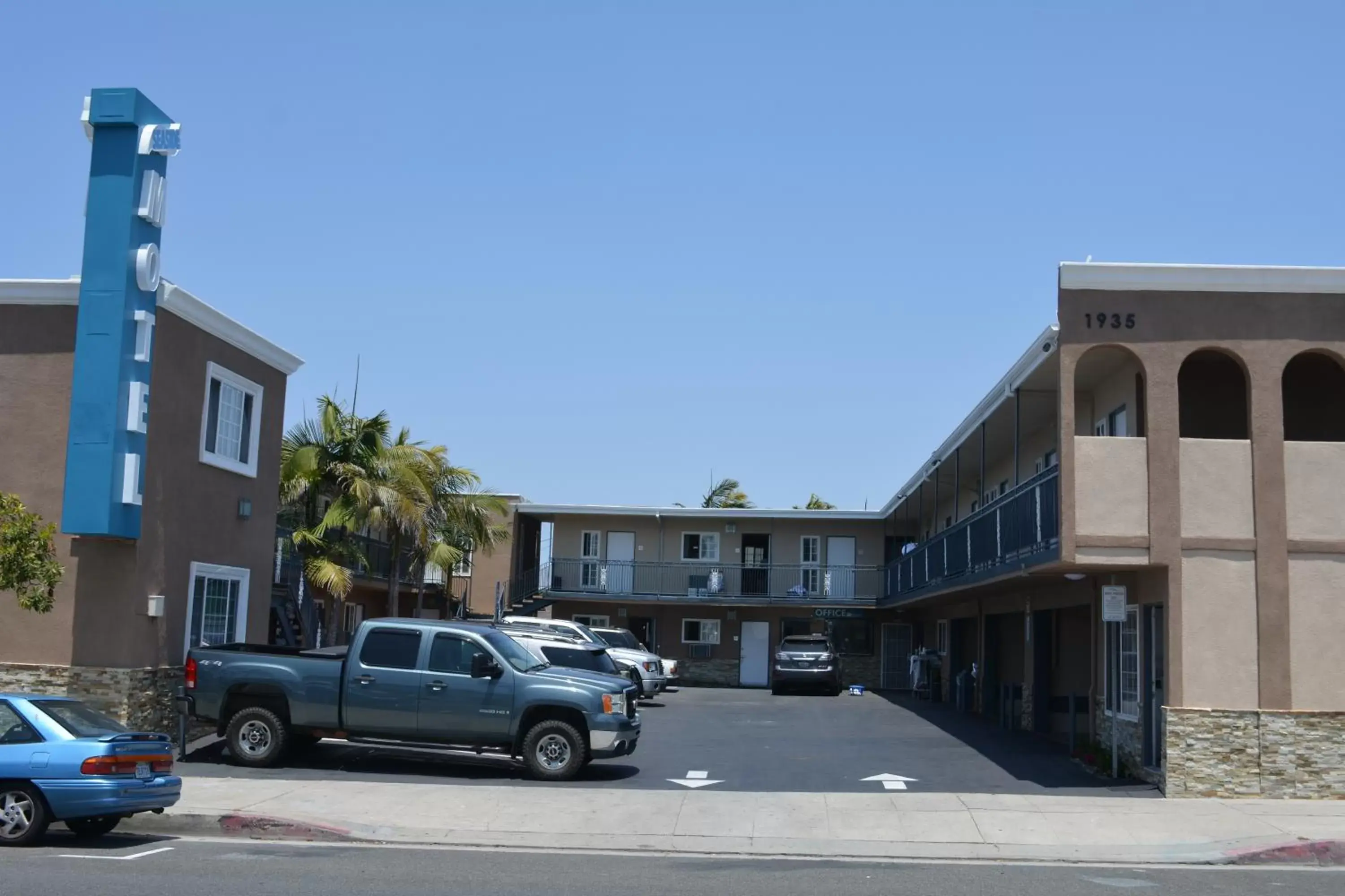 Day, Property Building in Seaside Motel