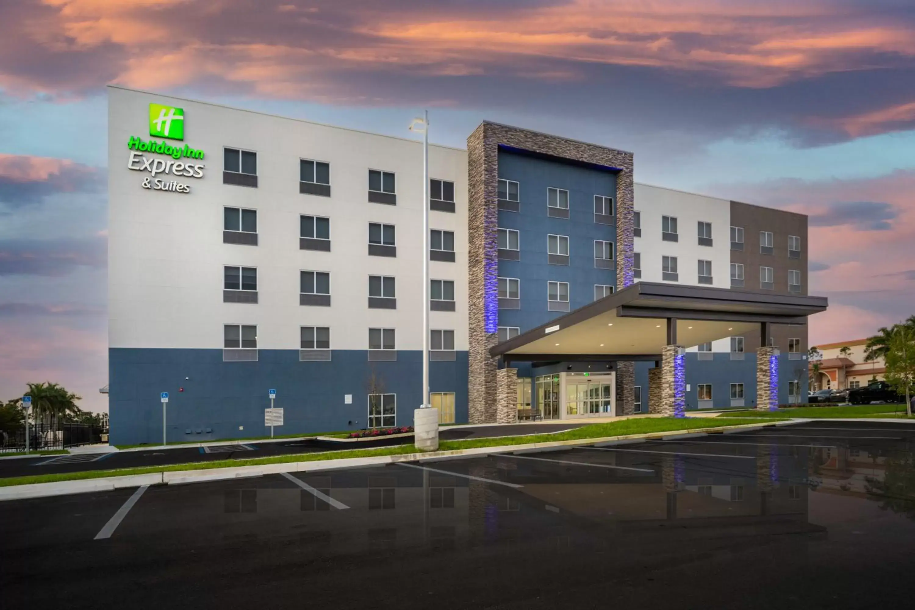 Property Building in Holiday Inn Express & Suites - Fort Myers Airport, an IHG Hotel