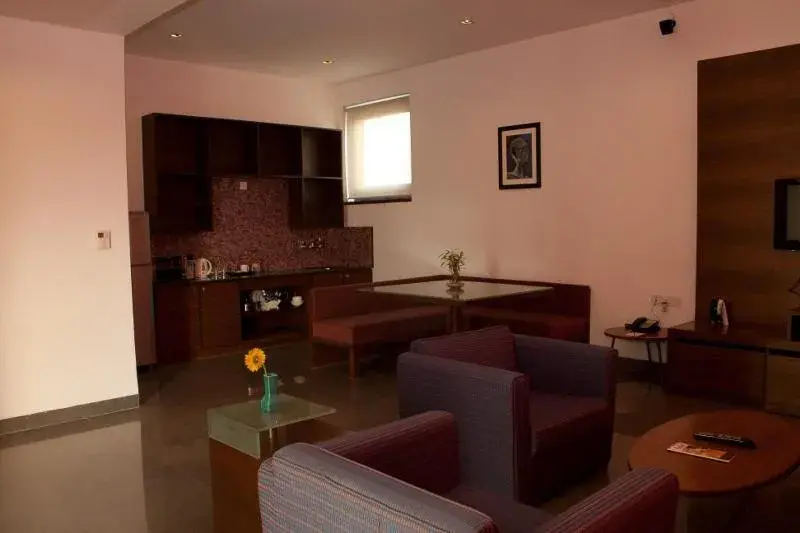 Living room, Kitchen/Kitchenette in Hotel Parc Estique