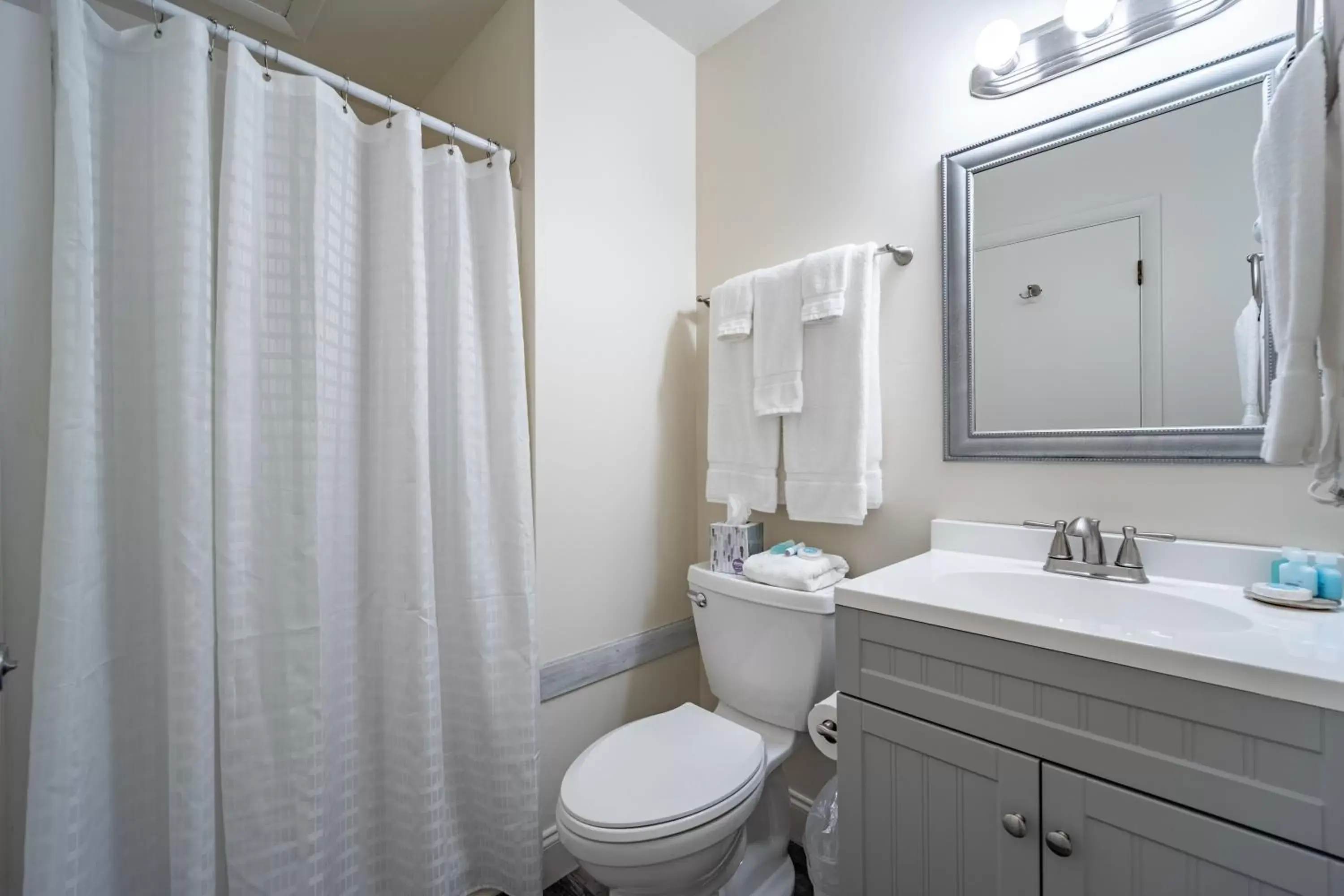 Deluxe Room in Ocean Glass Inn Deluxe Room in Ocean Glass Inn