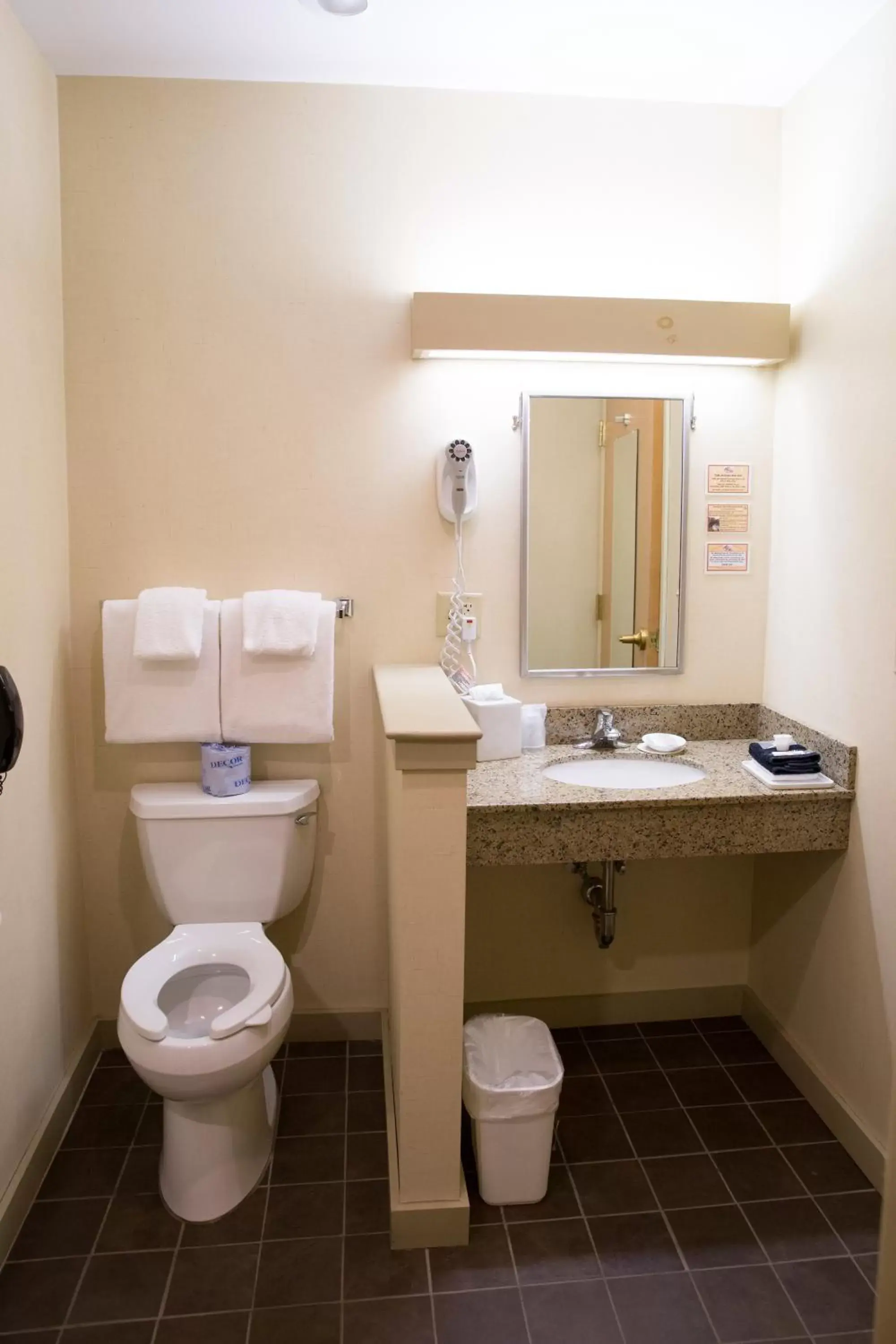 Toilet, Bathroom in The Common Man Inn & Restaurant