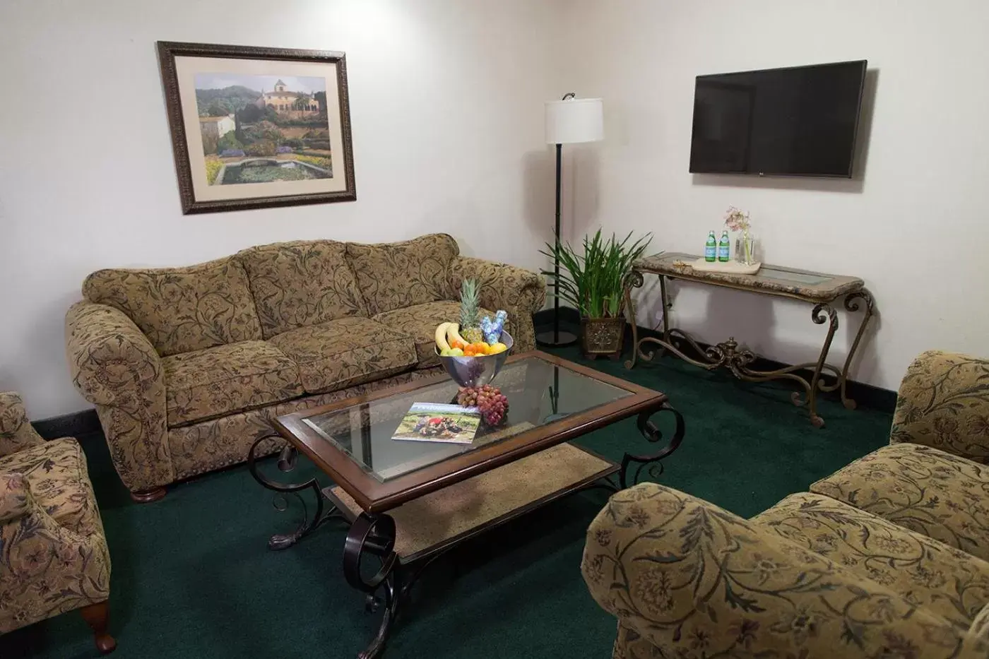 Seating Area in Rogue Regency Inn & Suites