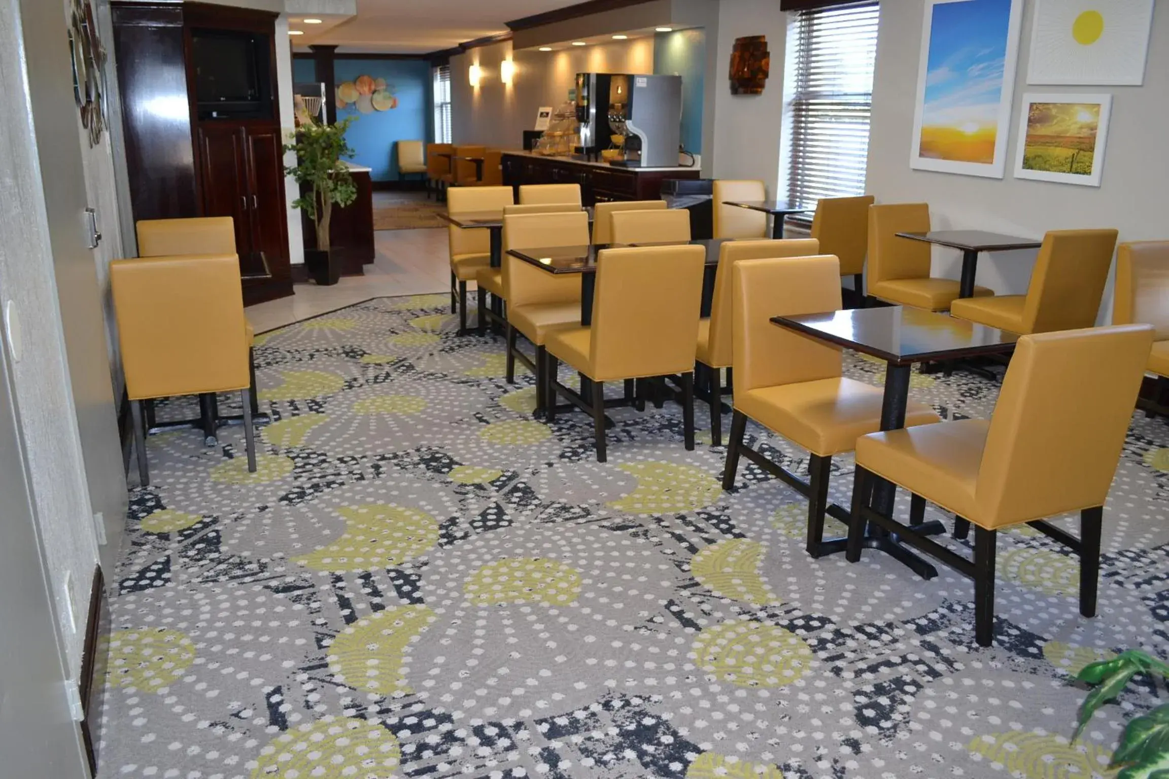 Breakfast, Lounge/Bar in Days Inn by Wyndham High Point/Archdale