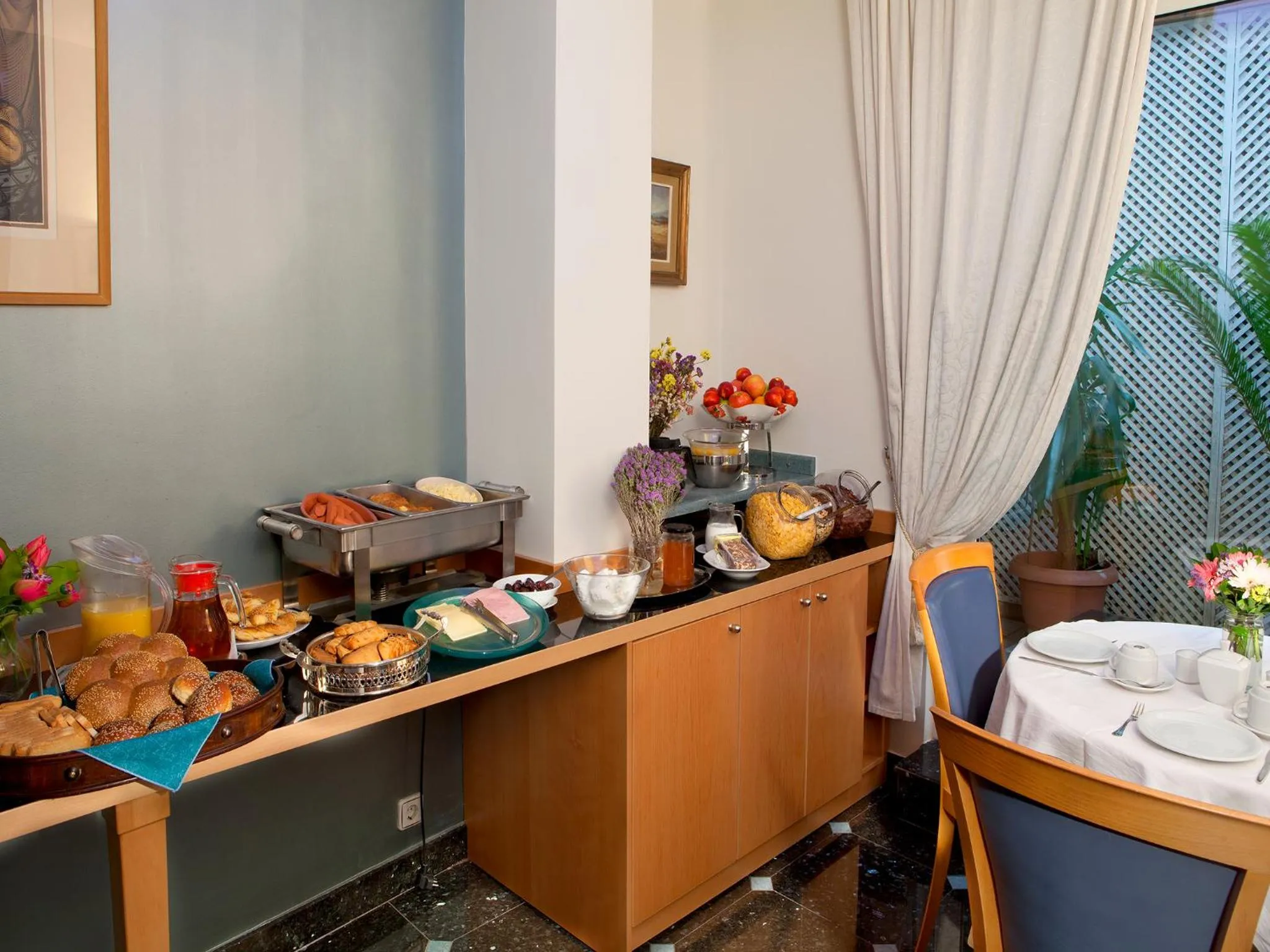 Restaurant/places to eat in Athos Hotel