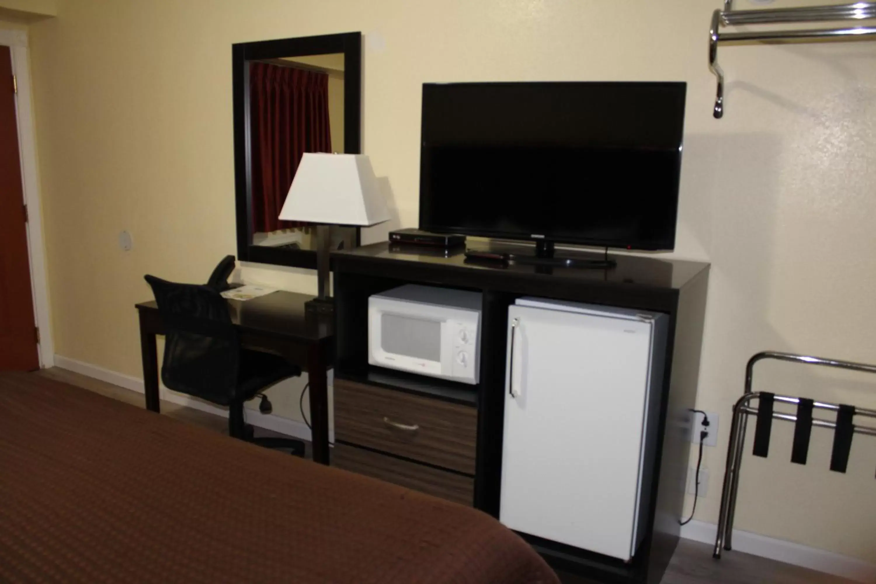 TV and multimedia, TV/Entertainment Center in Rodeway Inn Medford