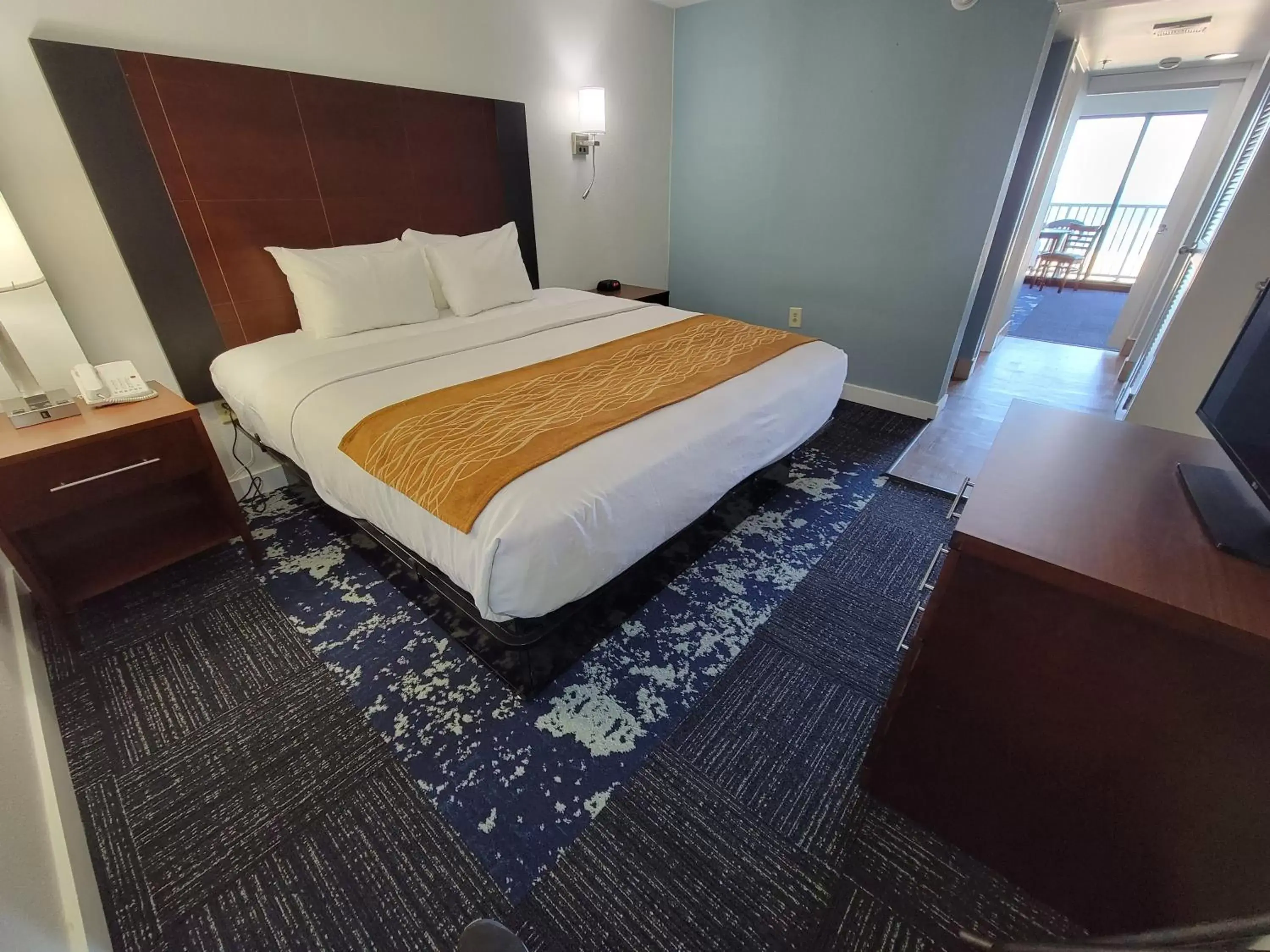 Bedroom, Bed in Coastal Hotel & Suites Virginia Beach - Oceanfront