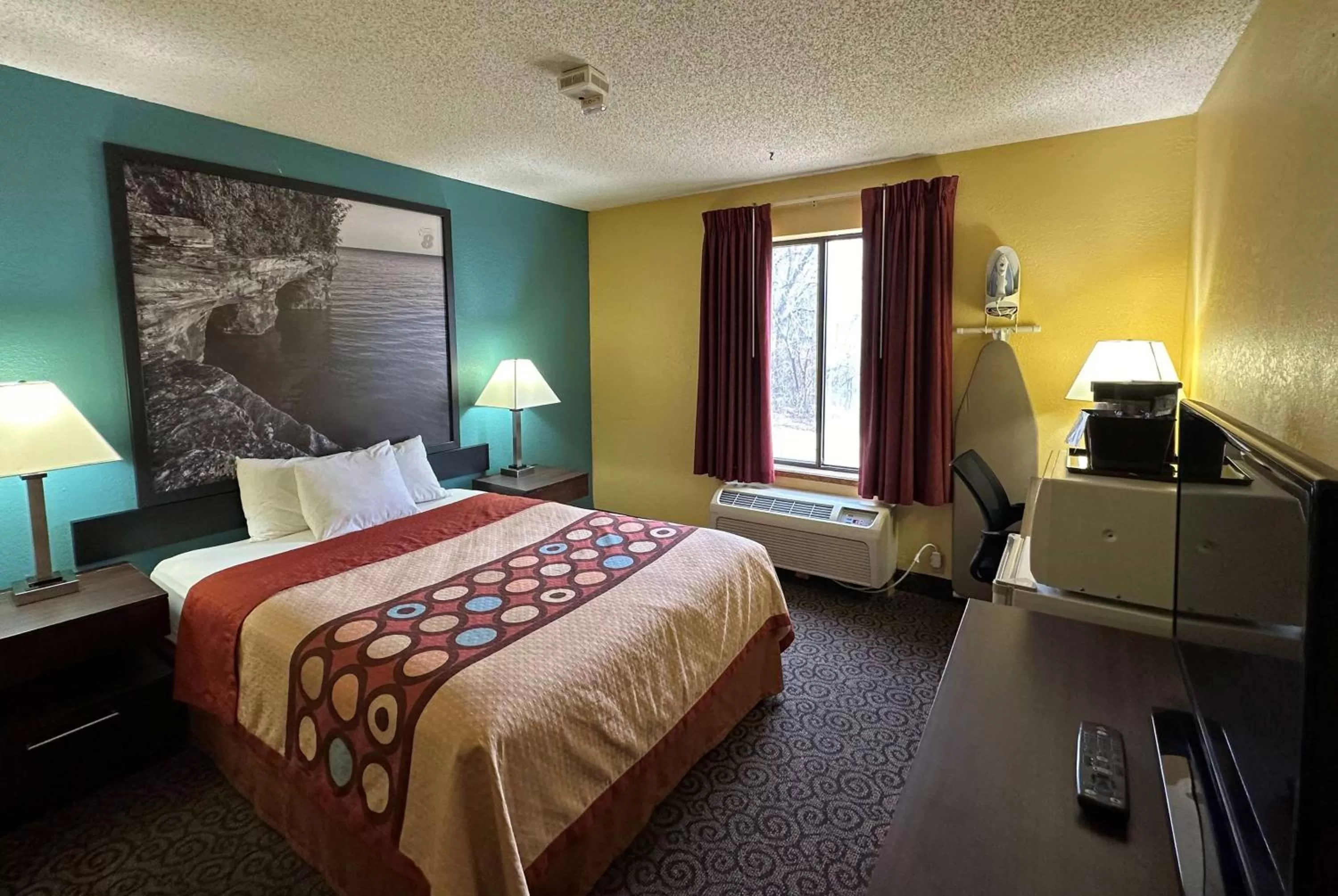 Photo of the whole room, Bed in Super 8 by Wyndham Appleton