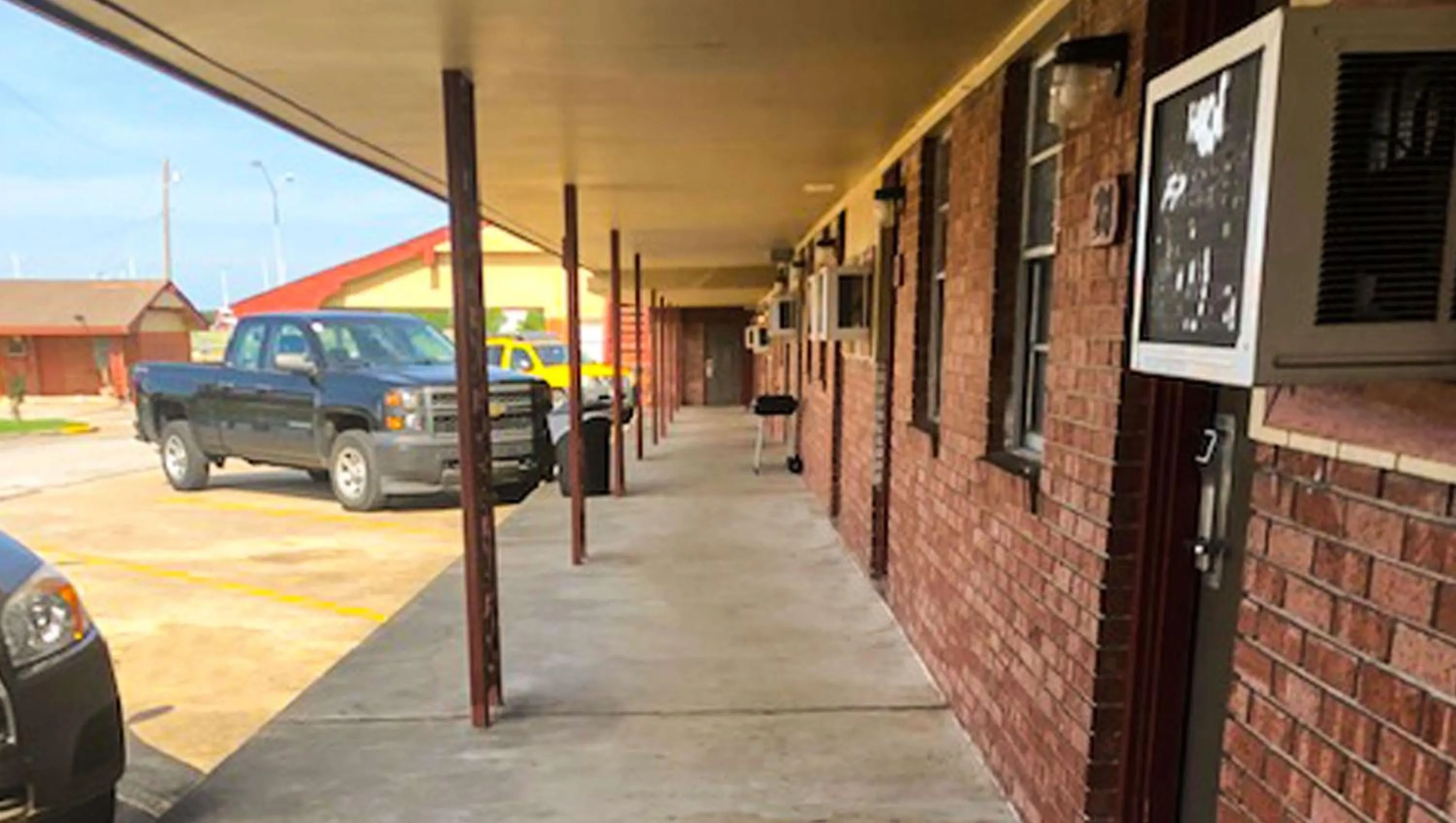 Property building in Budget Inn Ardmore OK