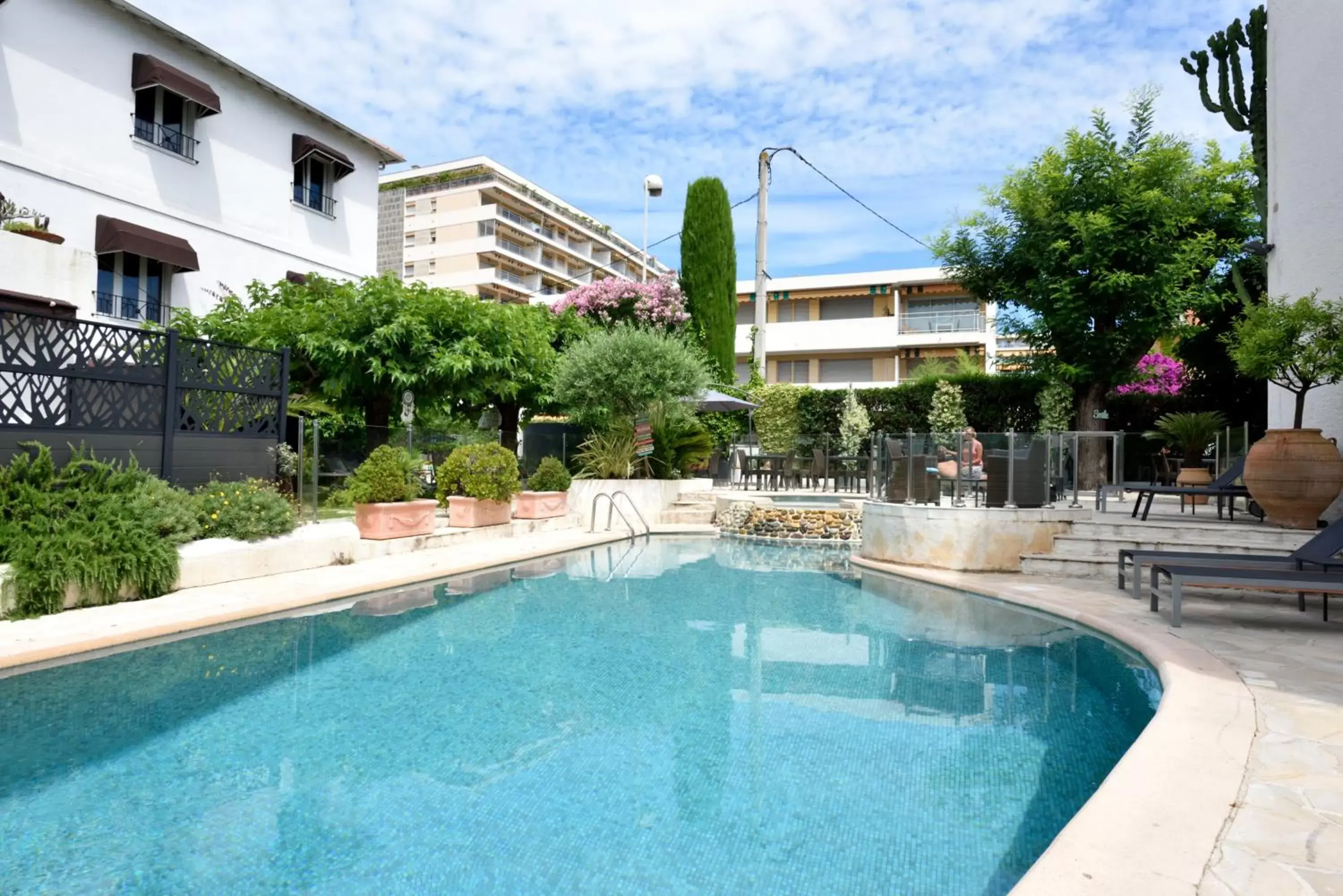Swimming pool, Property Building in Hôtel La Villa Cannes