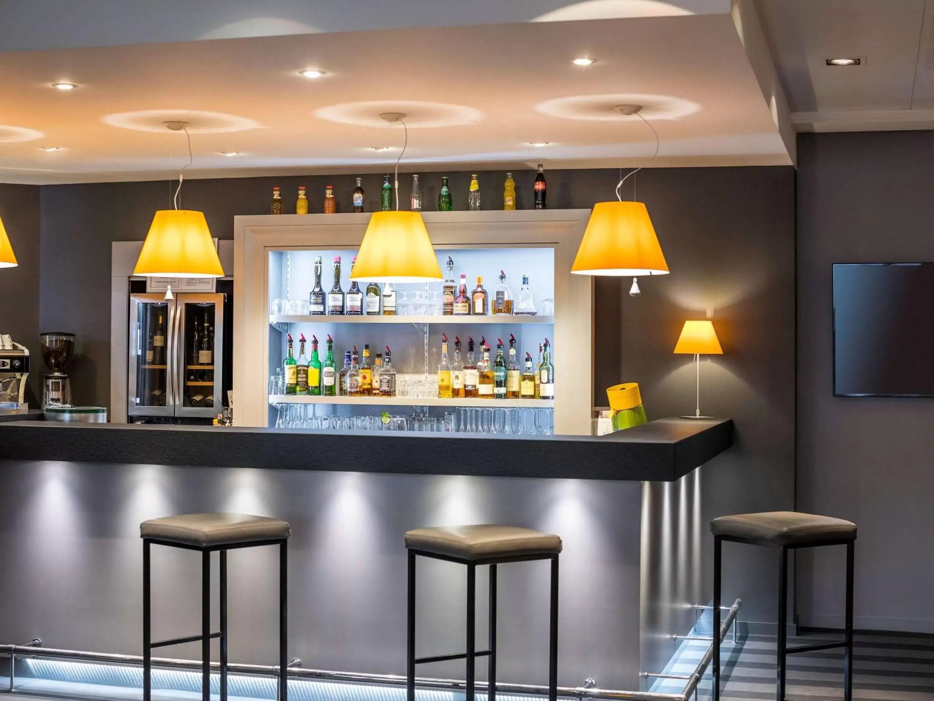 Lounge or bar, Lounge/Bar in Mercure Caen Centre Port De Plaisance