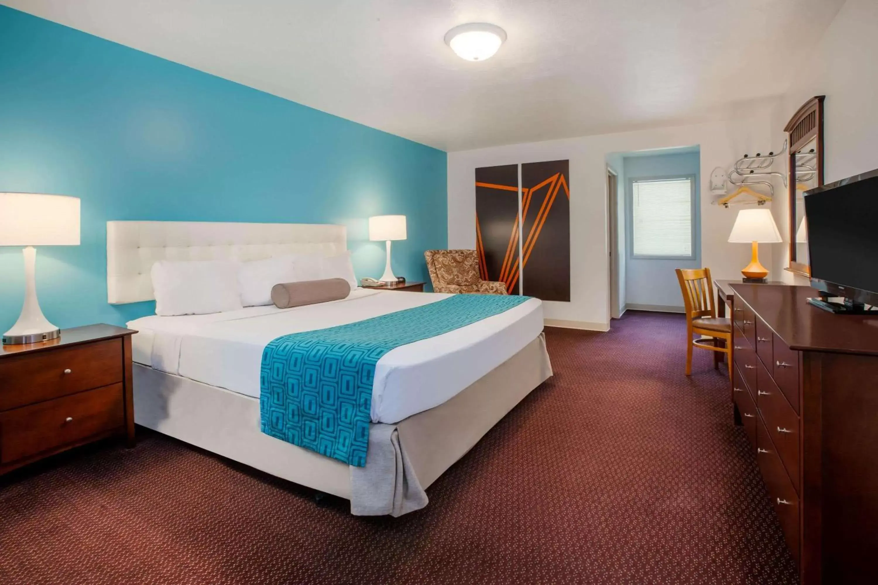 Photo of the whole room, Bed in Howard Johnson by Wyndham Traverse City