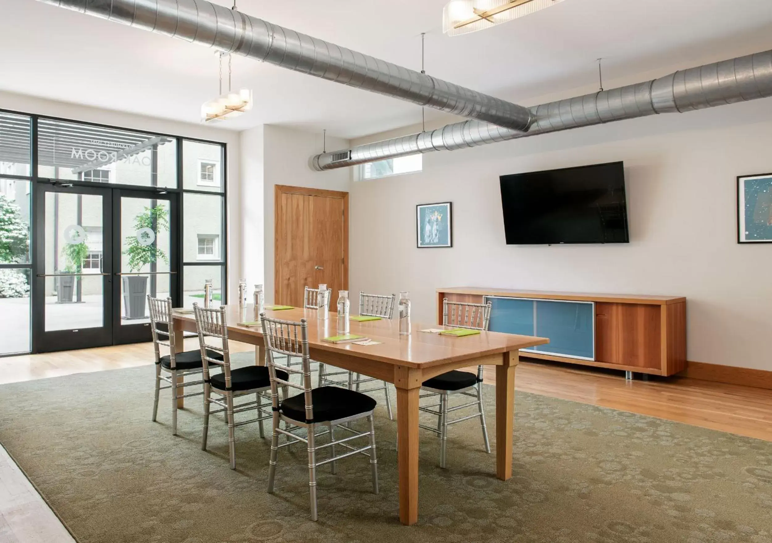 Meeting/conference room, TV/Entertainment Center in Oakhurst Inn