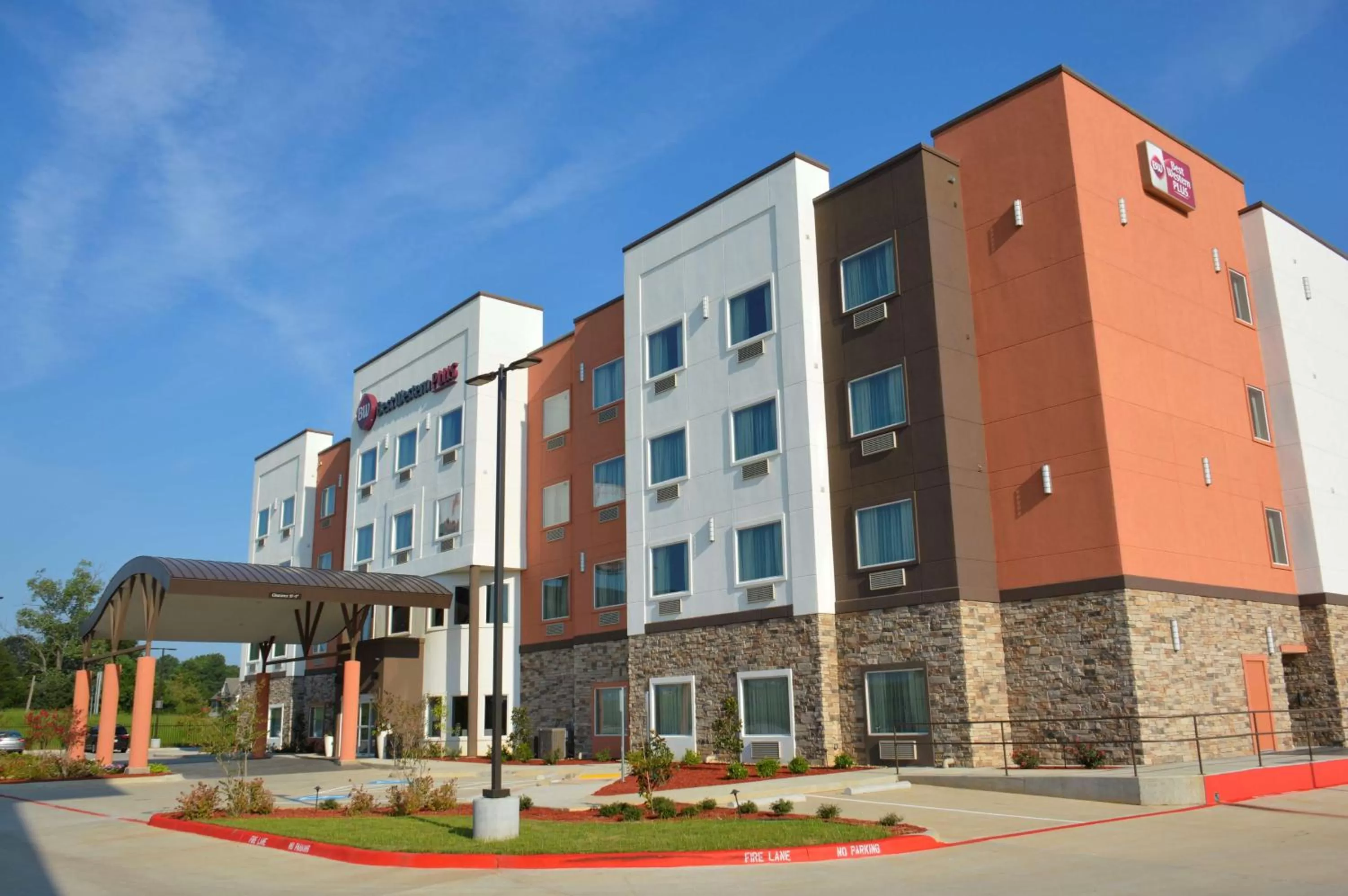 Property Building in Best Western Plus Airport Inn & Suites