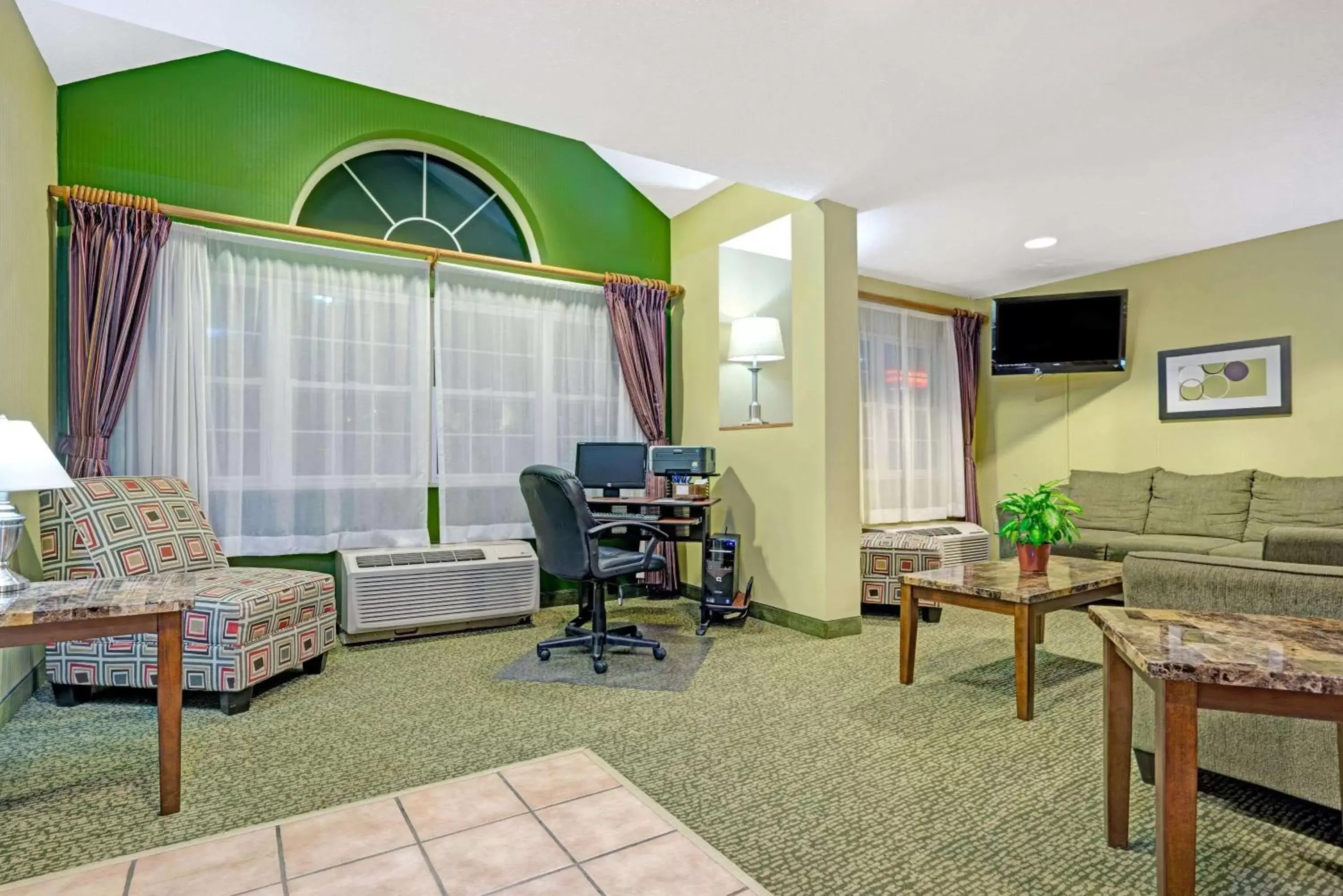 Lobby or reception, Seating Area in Microtel Inn and Suites - Inver Grove Heights