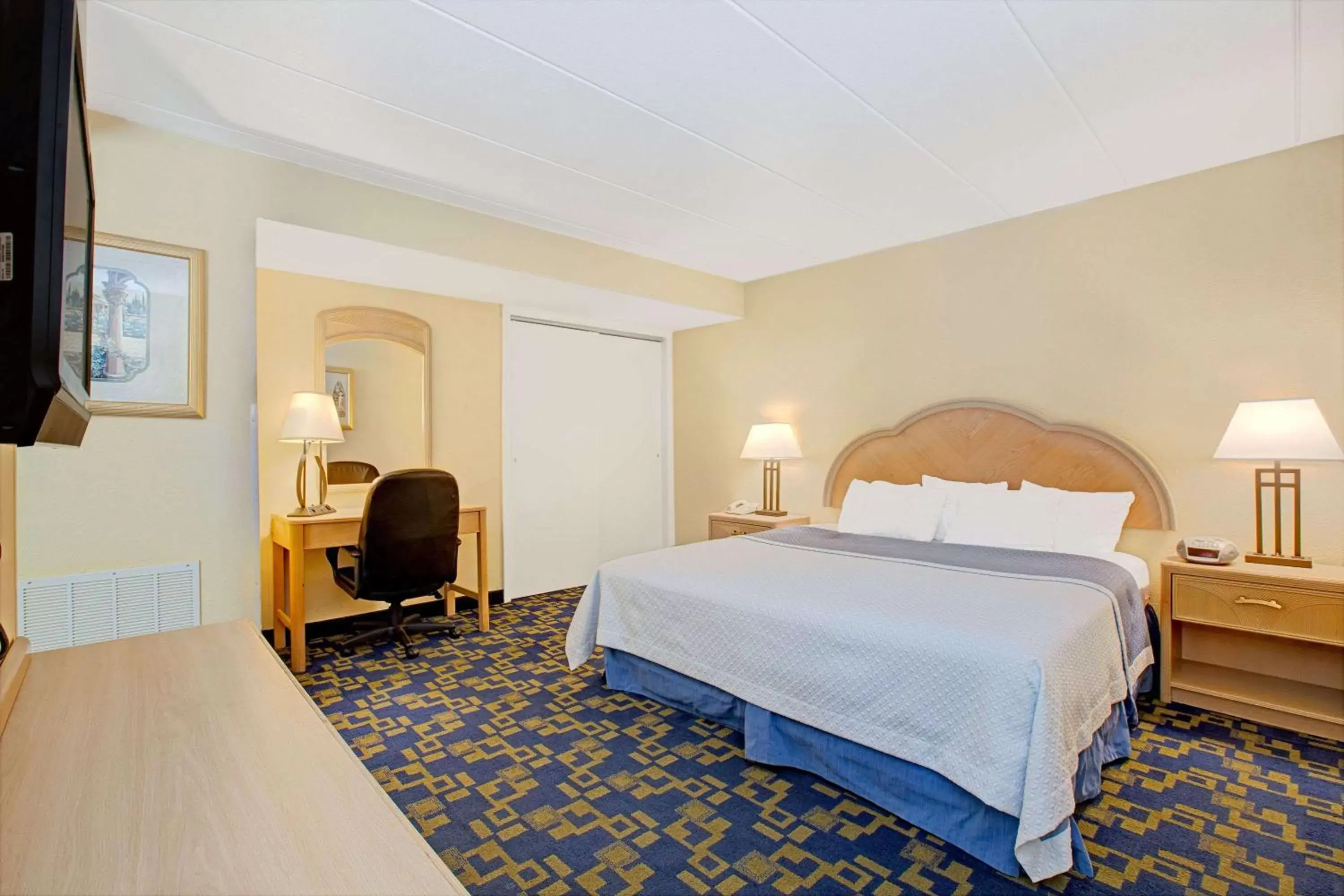 Photo of the whole room, Bed in Days Inn by Wyndham East Windsor/Hightstown